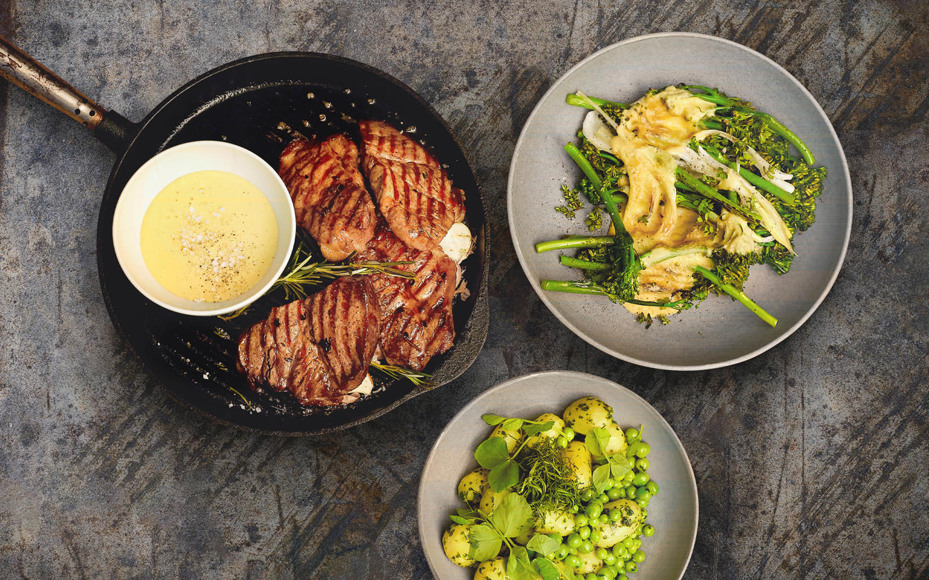 Ribeye på grill med gratineret broccolini og ægte sauce