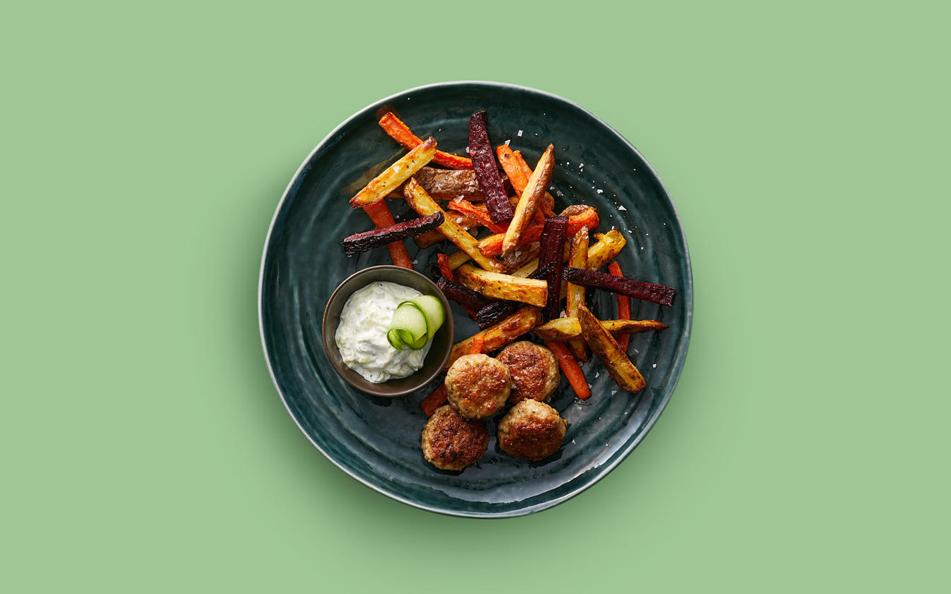 Græske frikadeller med ovnfritter og tzatziki