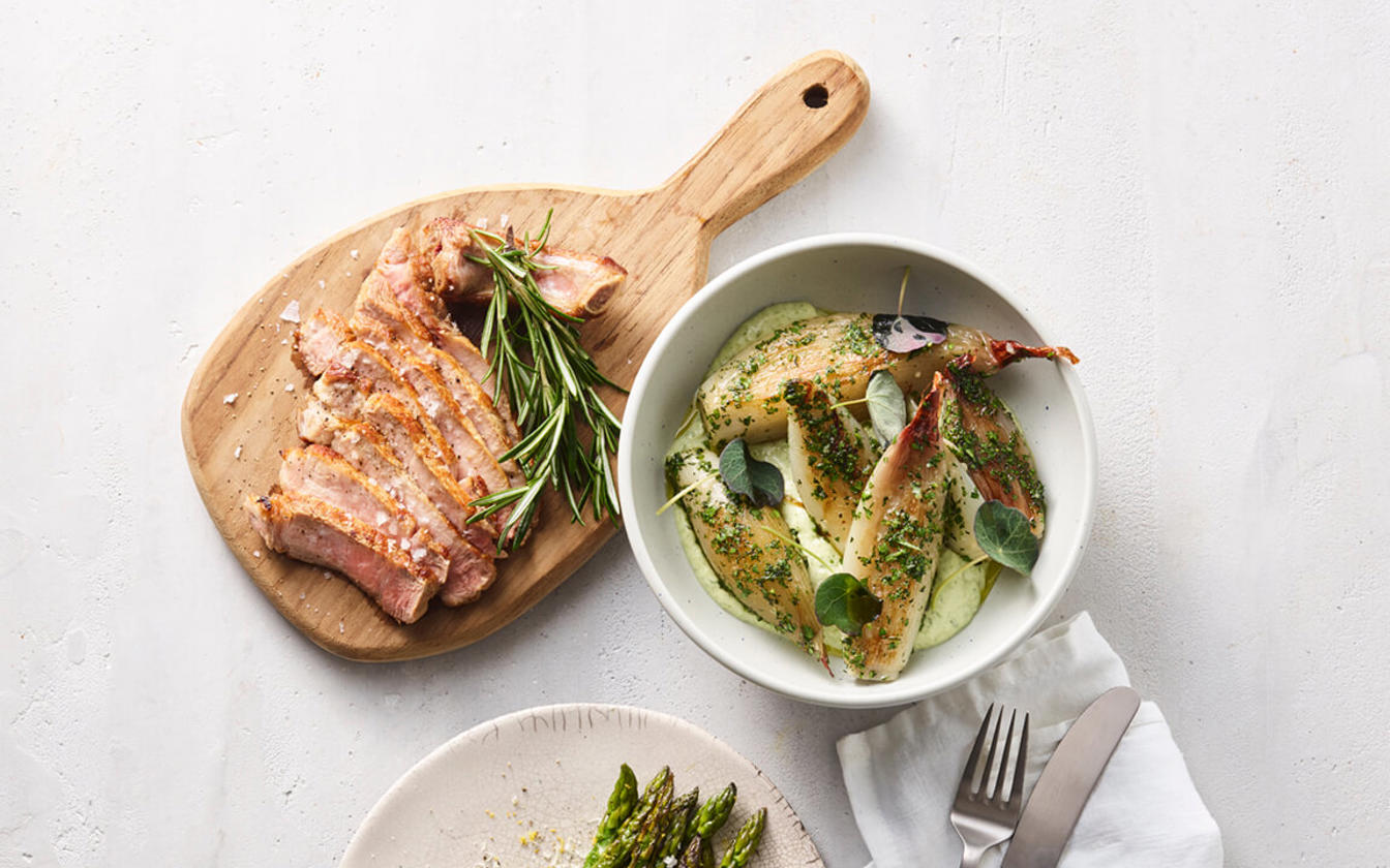 Skaftkoteletter med asparges med parmesan