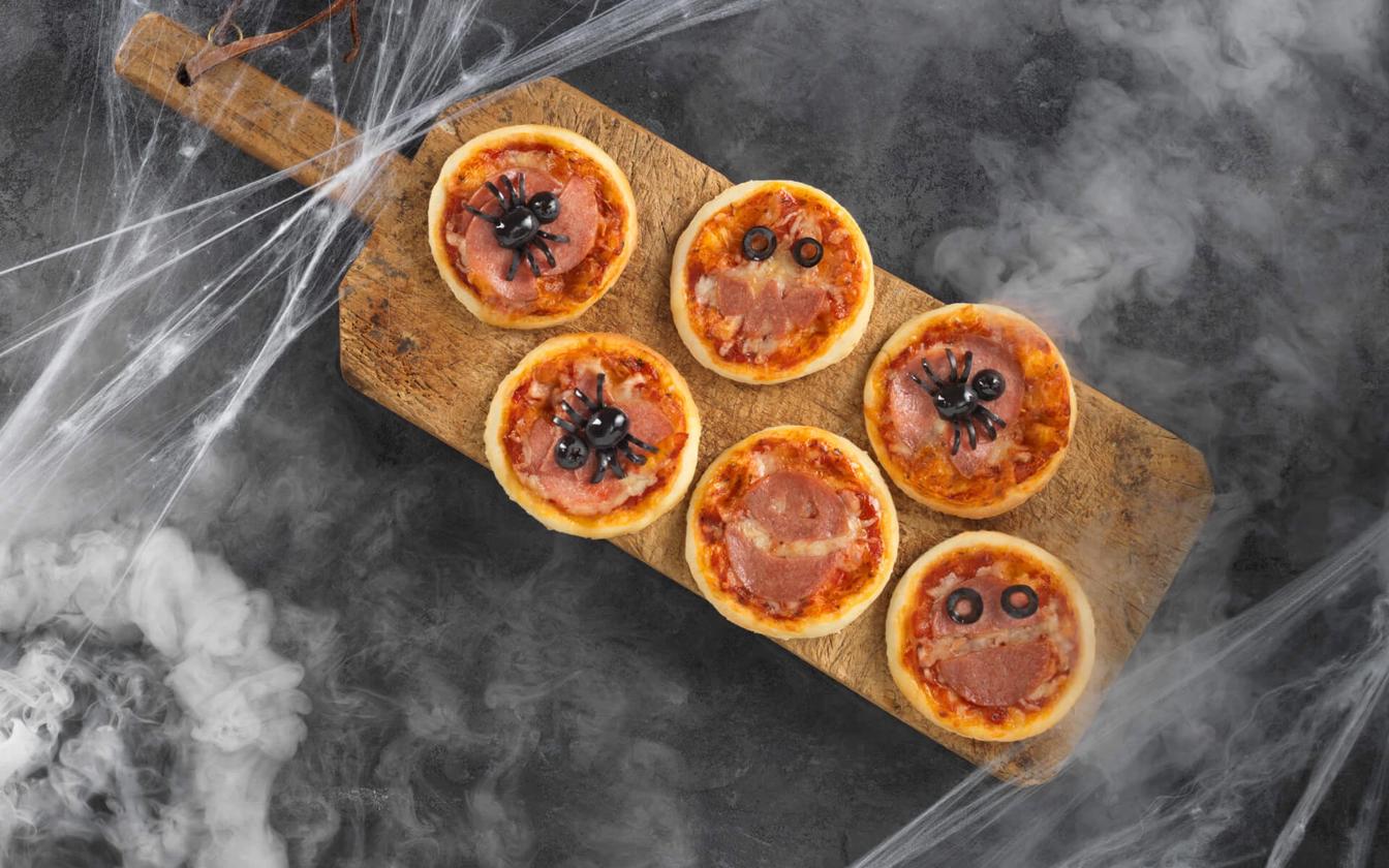 Minipizzaer med spegepølse