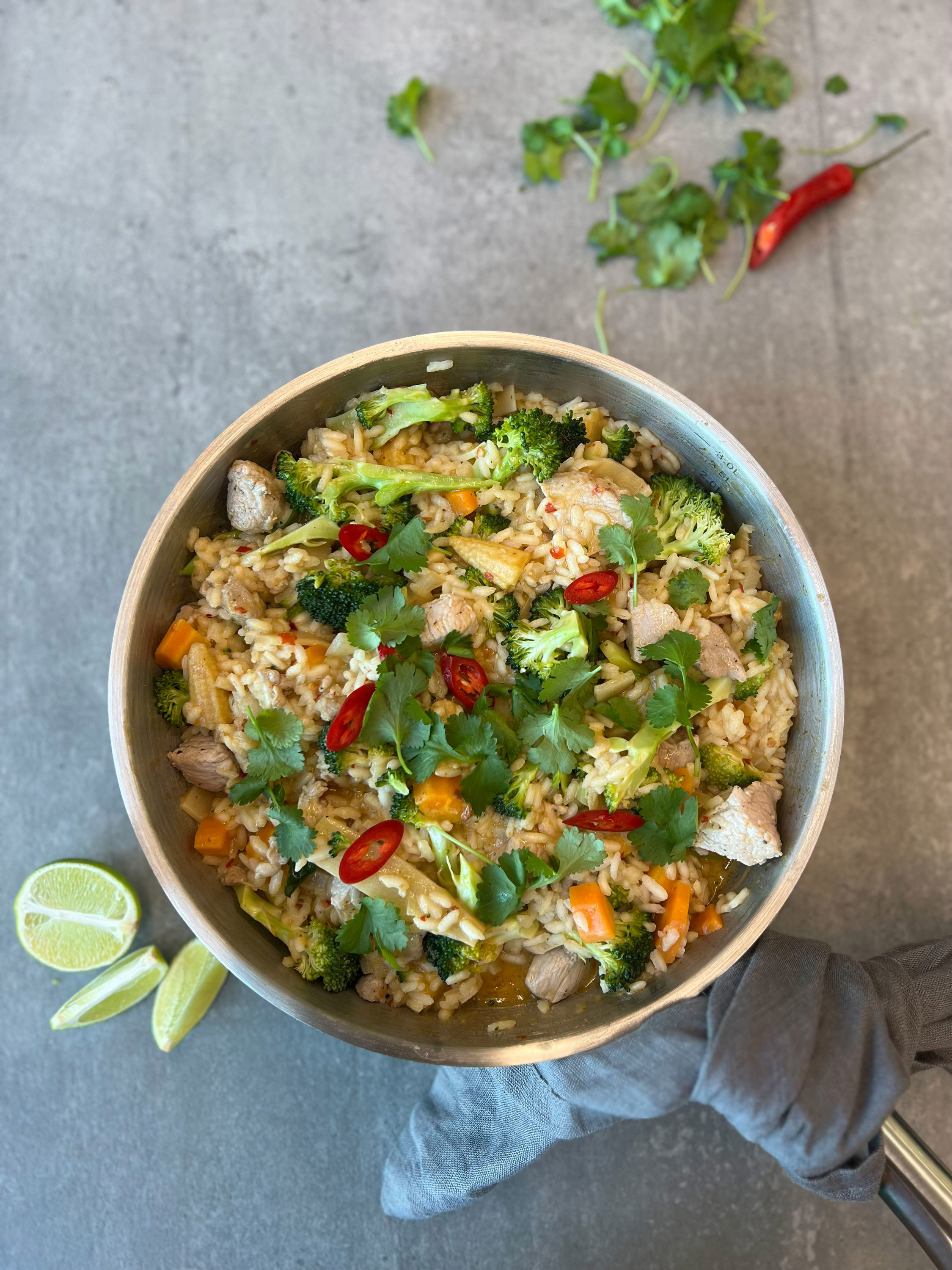 Asiatisk inspireret one pot med gris og rød karry