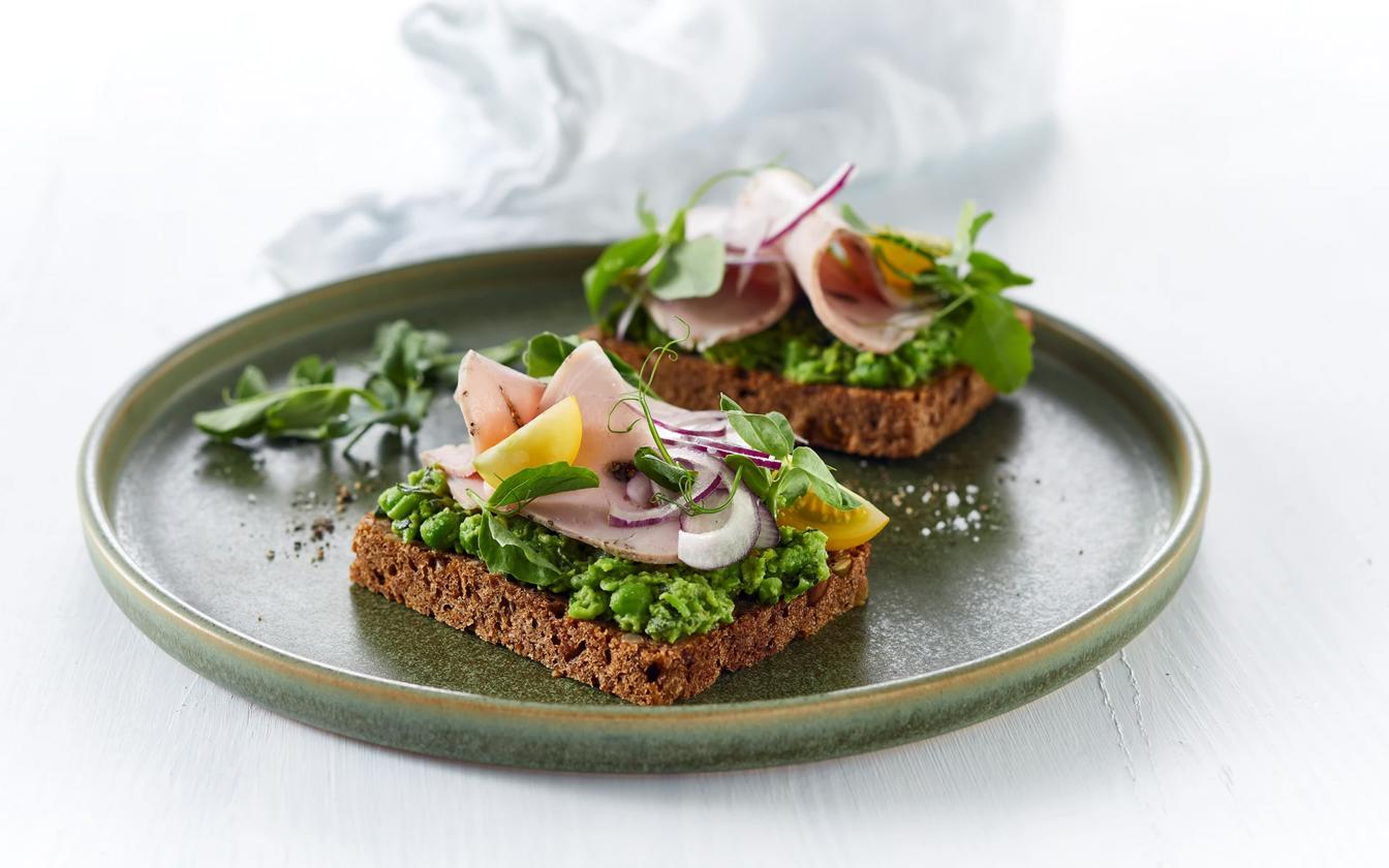 Rugbrødsmad med rullepølse og knuste ærter