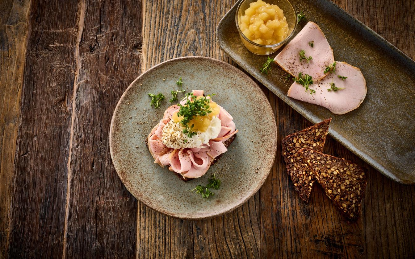Smørrebrød med hamburgerryg og hytteost