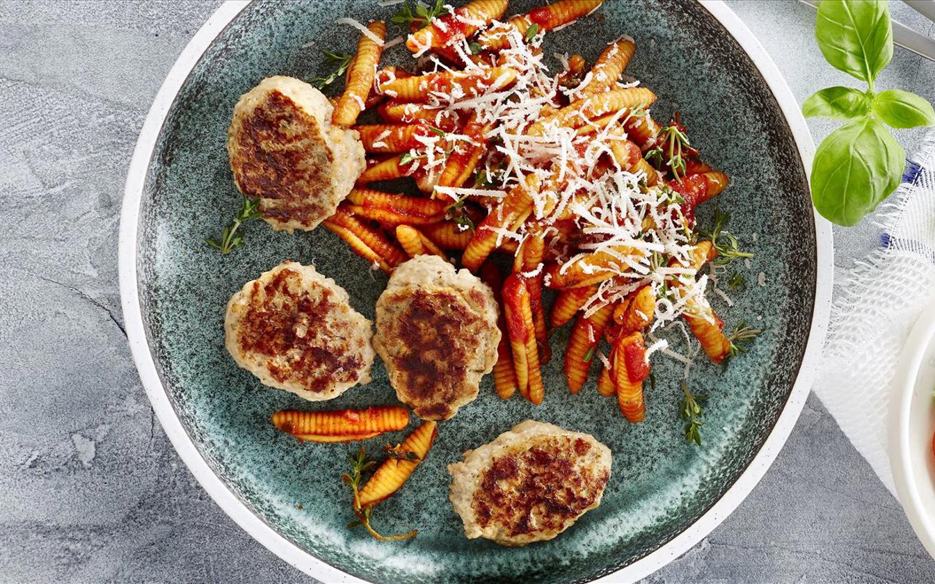 Grøntsagsfrikadeller i krydret tomatsauce