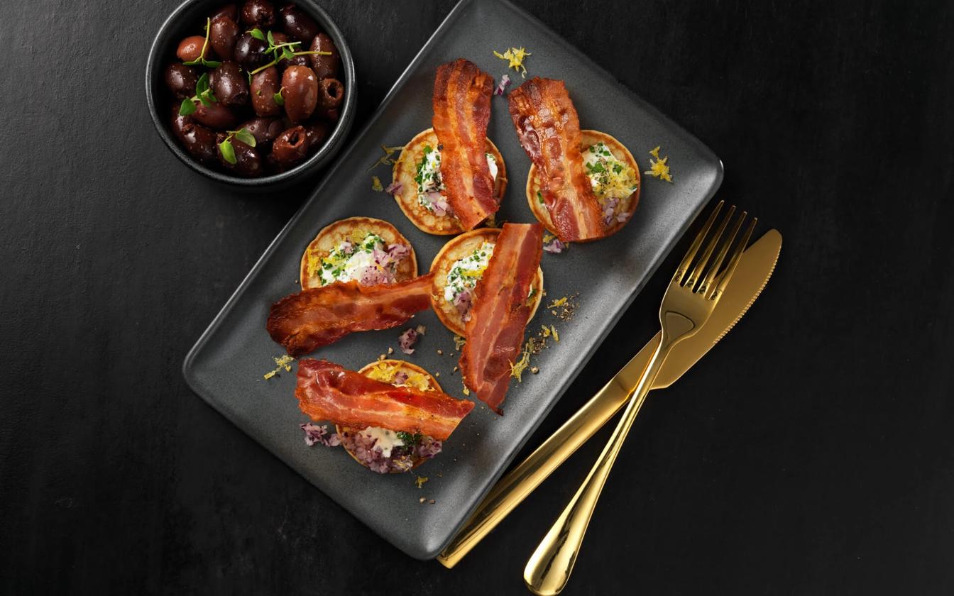 Blinis med bacon og rørt friskost