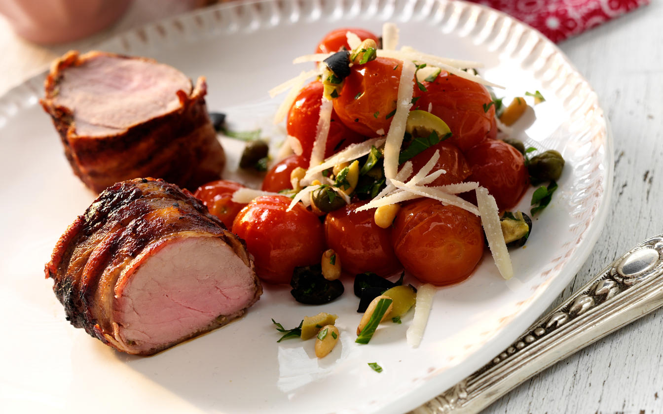 Mørbrad i baconsvøb med bagte cherry tomater