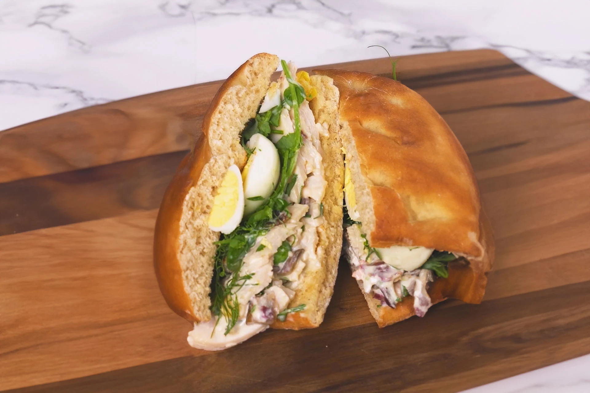 Sandwich med hønsesalat og kalkunbacon