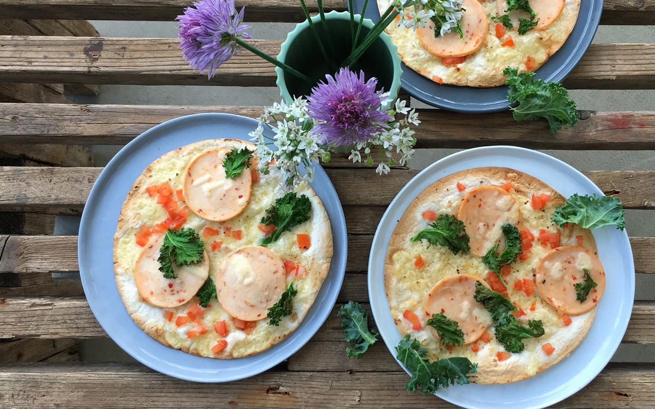 Tortilla pizza med kyllingebryst og grønkål