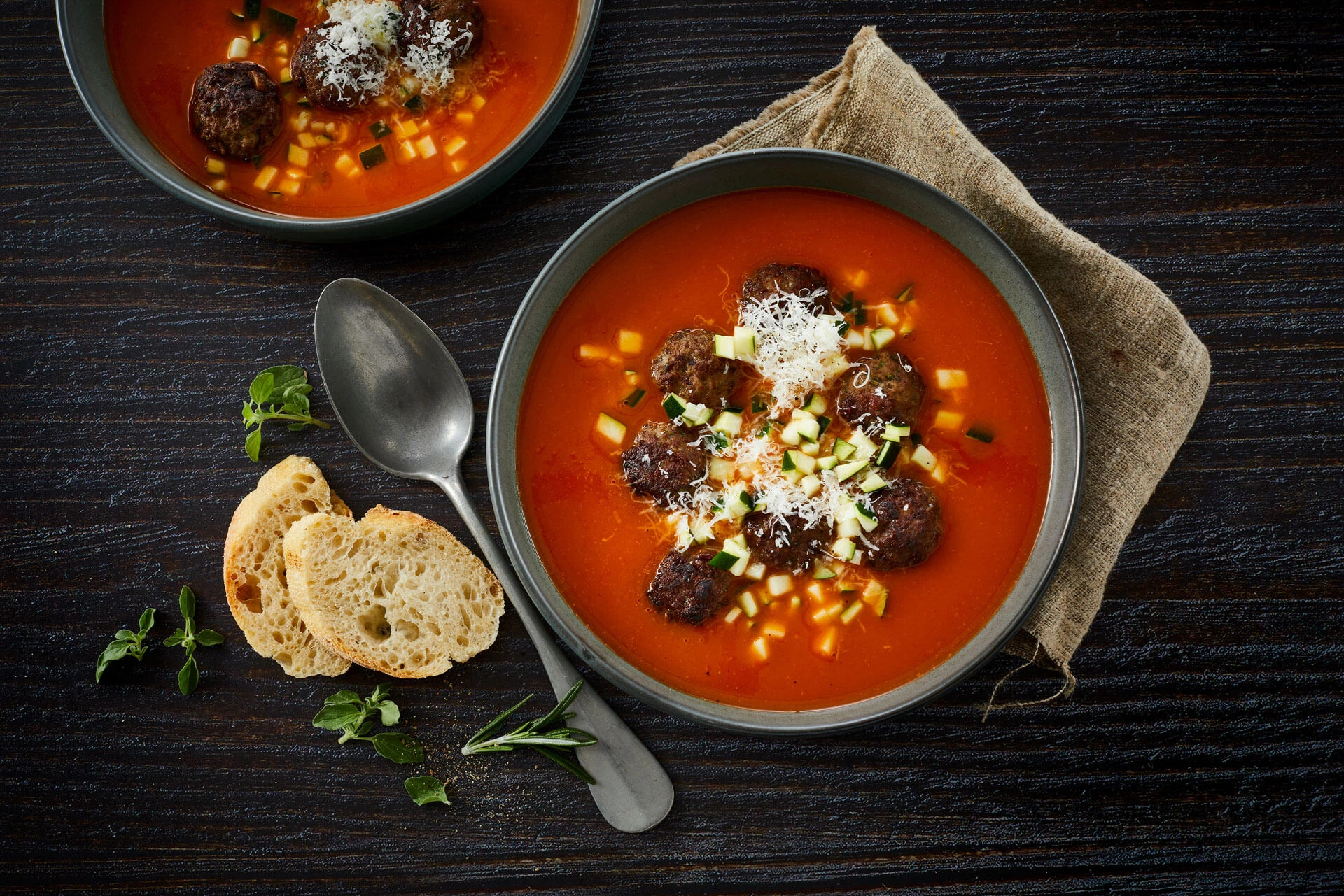 Tomatsuppe med italiensk inspirerede kødboller