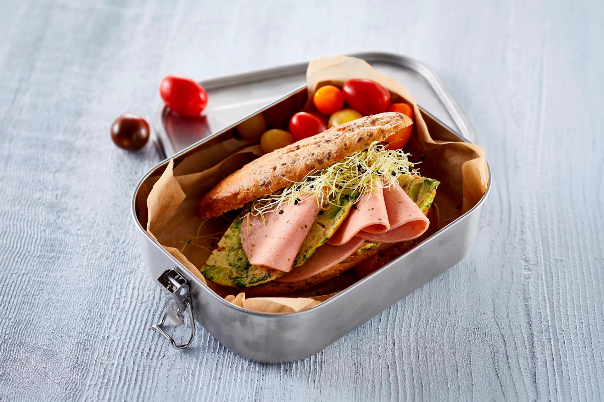 Rugbrødssandwich med frittata og Jægerpølse