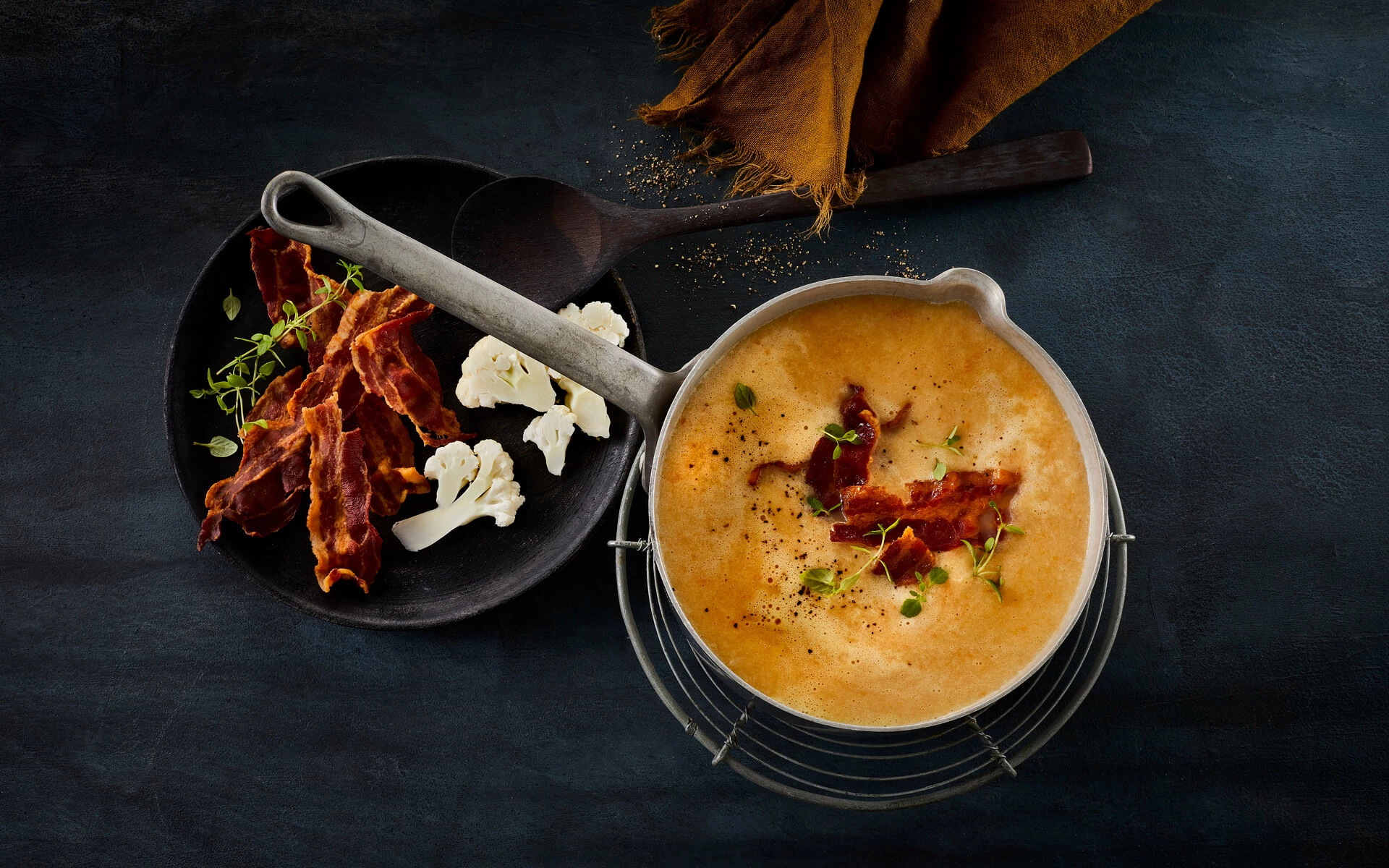 Cremet blomkålssuppe med sprød bacon