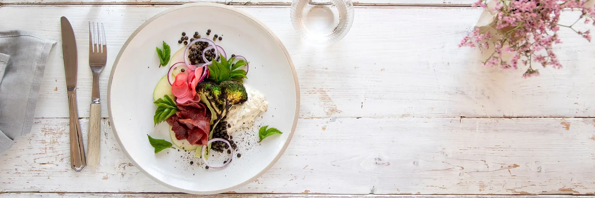 Kalkonsallad med äpple och picklade rädisor