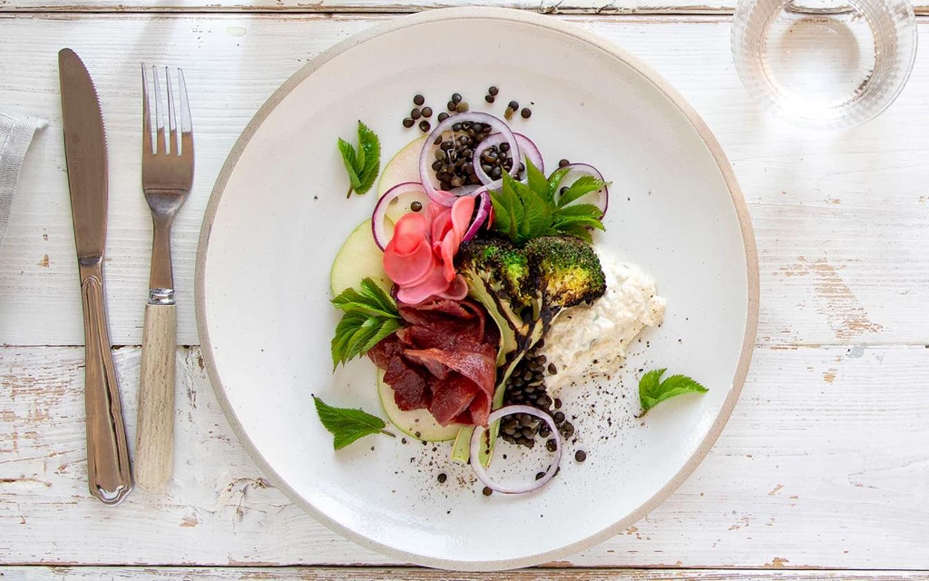 Kalkonsallad med äpple och picklade rädisor