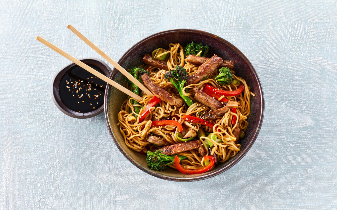 Nudler med gris i soya, svampe, porrer og broccoli asparges