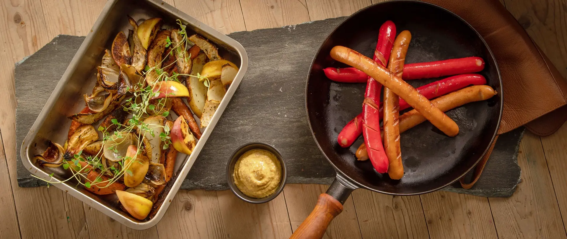 Wienerkorv med rostade rotsaker, äpple, senap och persilja