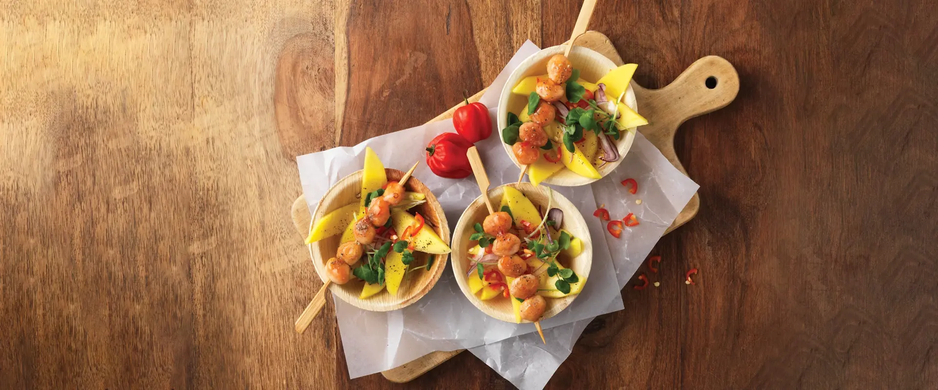 Tulip Quick Bites con chile sobre ensalada de mango con berro