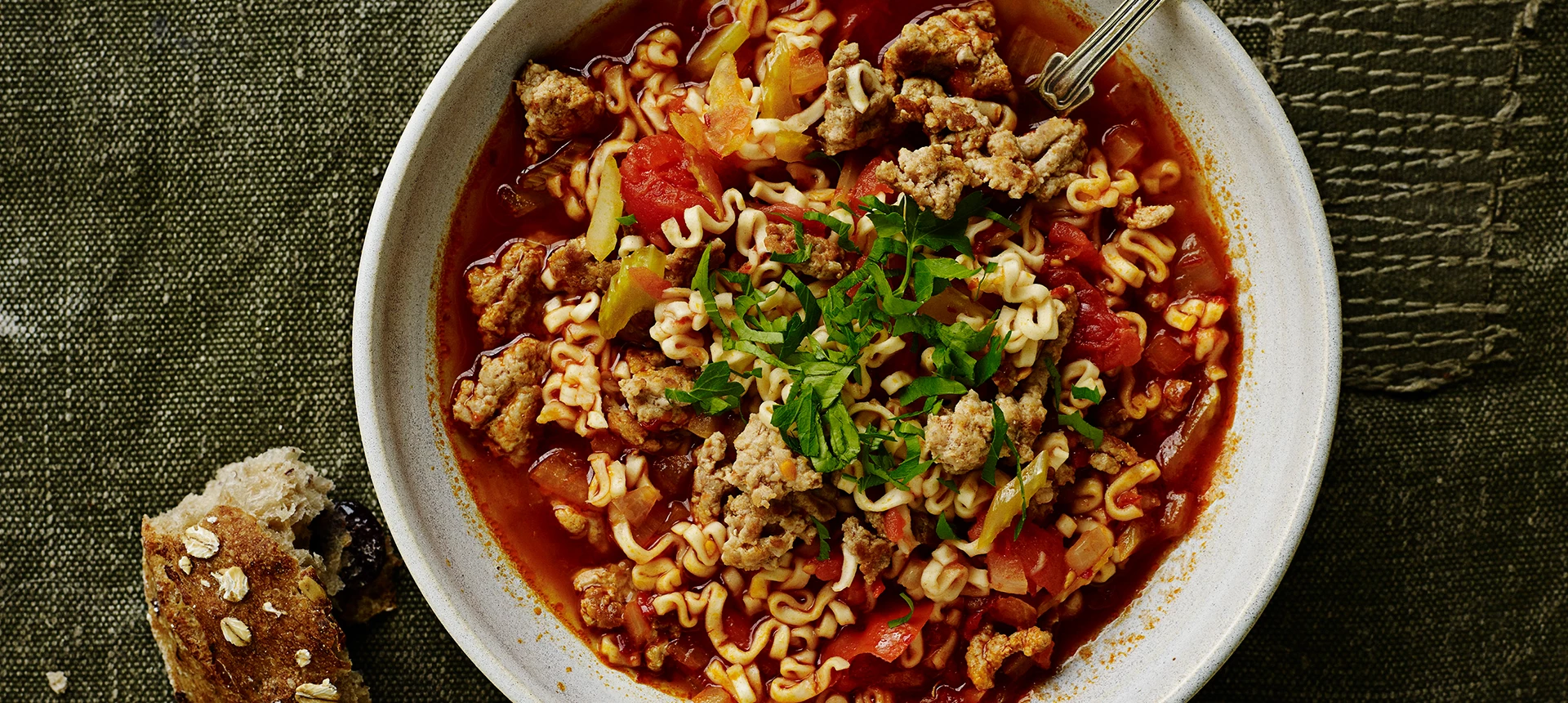Stærk nudelsuppe med gris