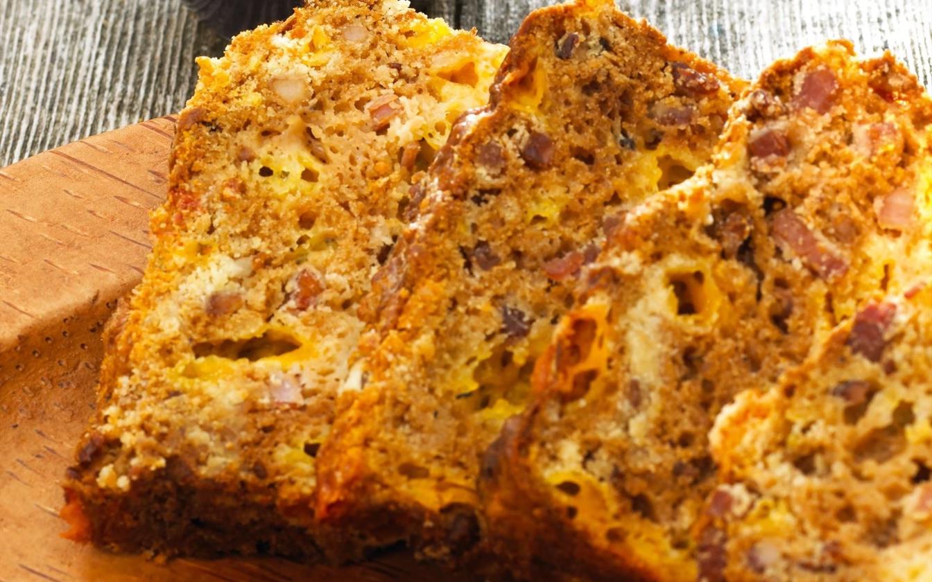 Madbrød med bacon, ost og løgchutney