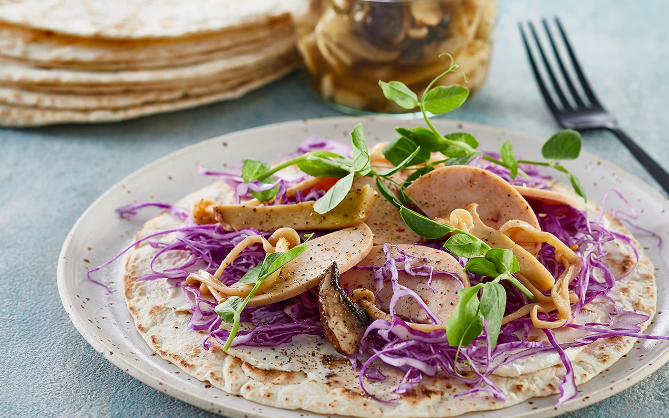 Wrap med kylling, syltede svampe og rød spidskål