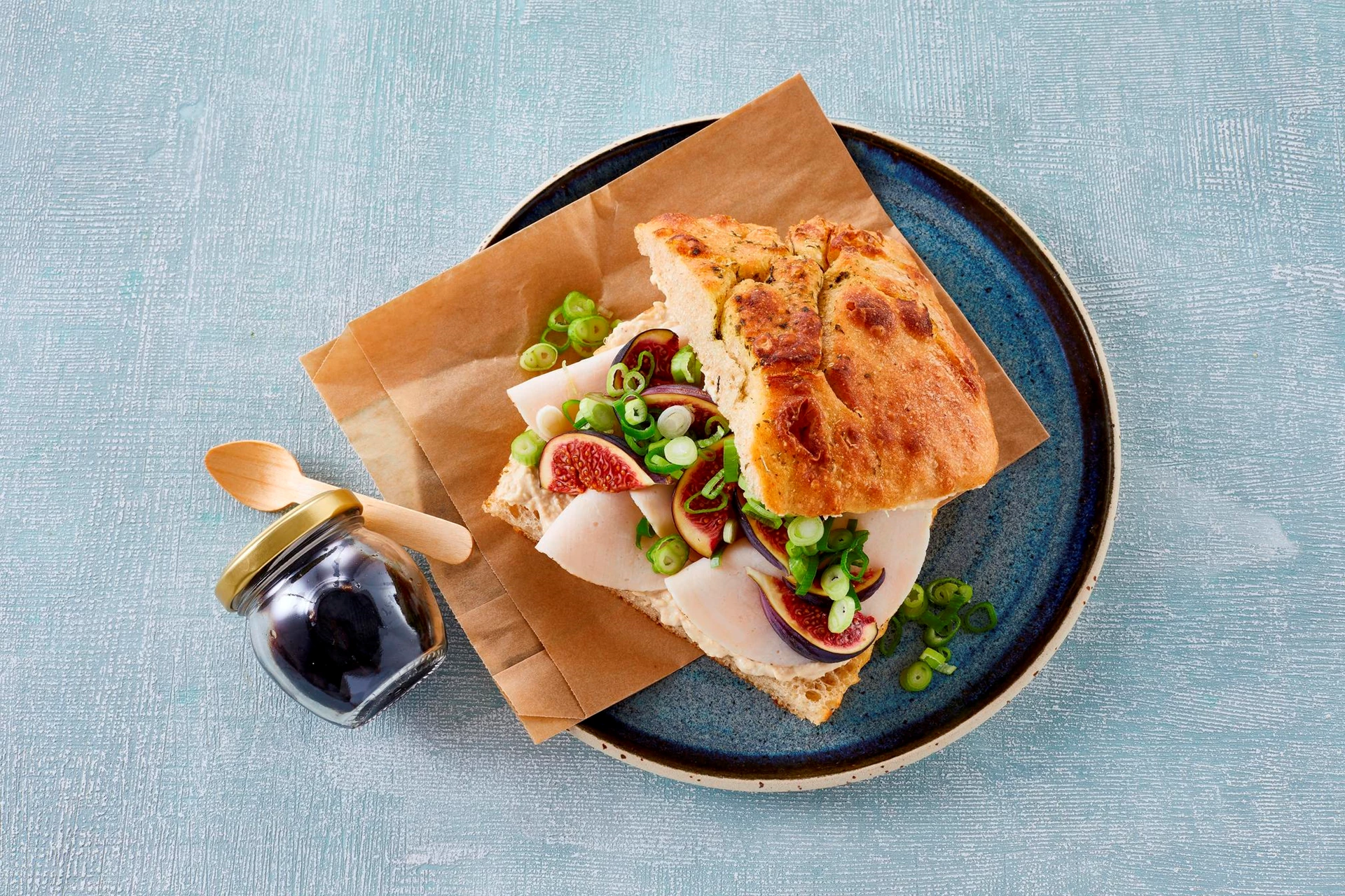 Focaccia sandwich med figner og kyllingebryst