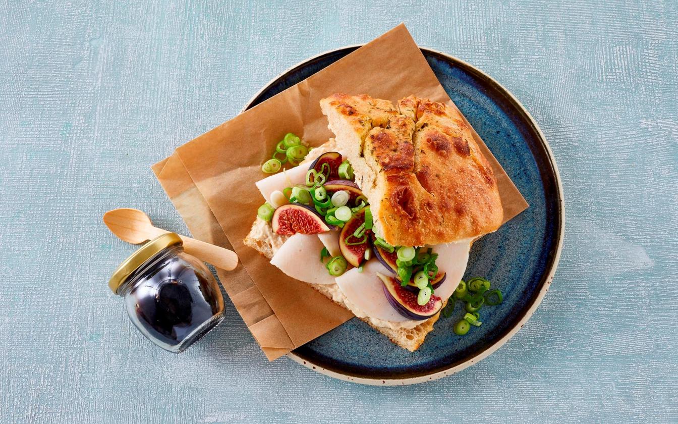 Focaccia sandwich med figner og kyllingebryst