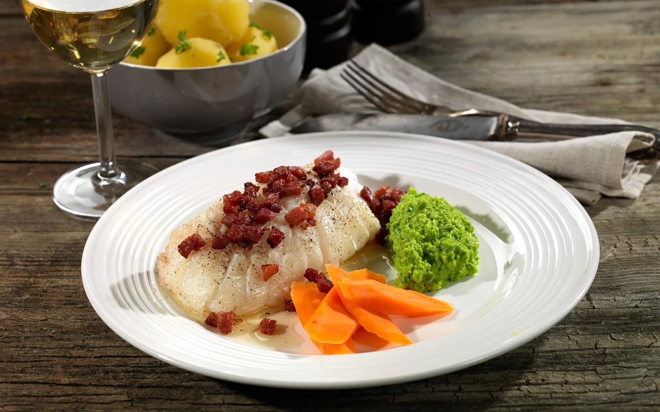 Skreifilet servert med sprøstekt bacon