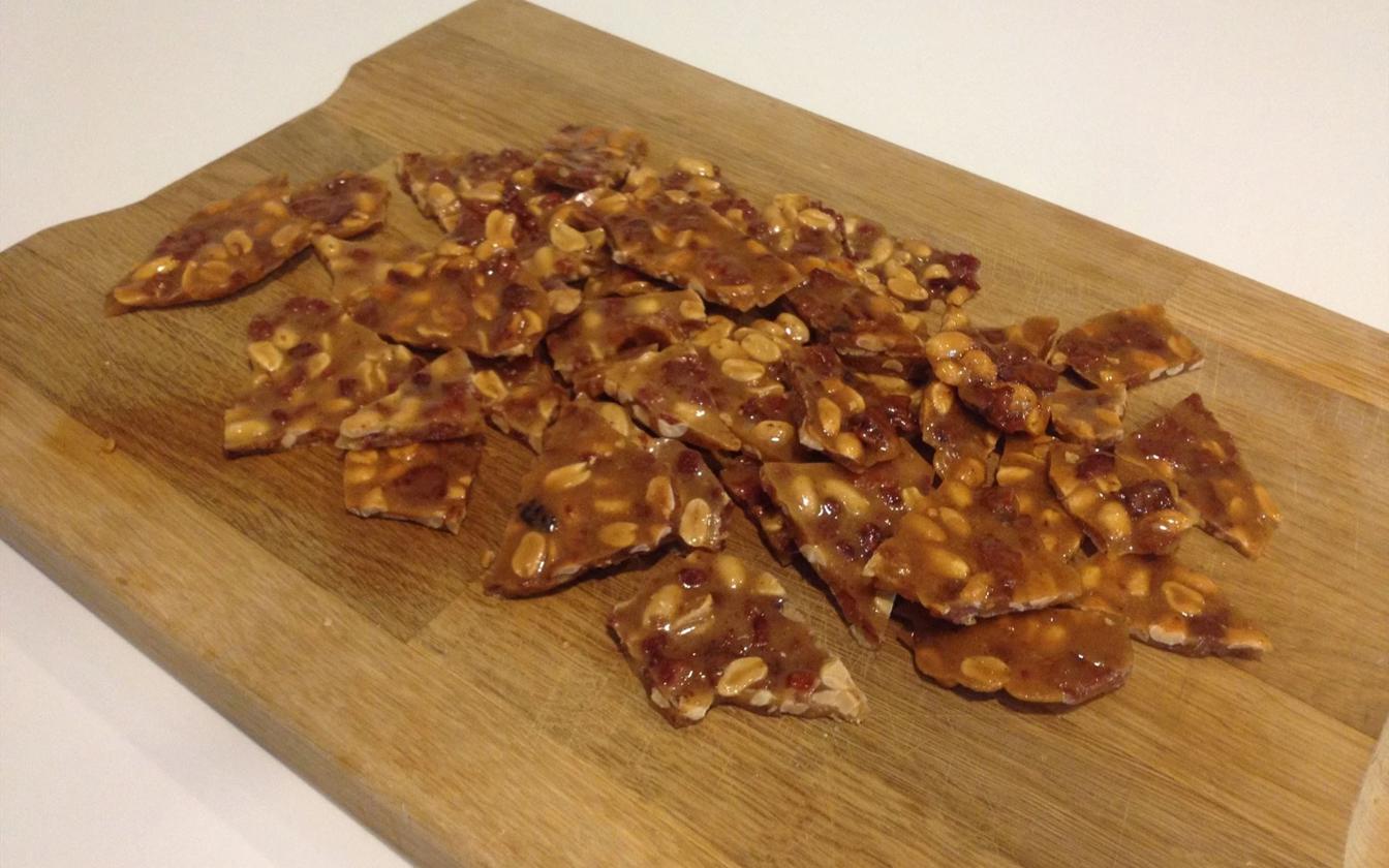 Karamelbrud med peanuts og bacon