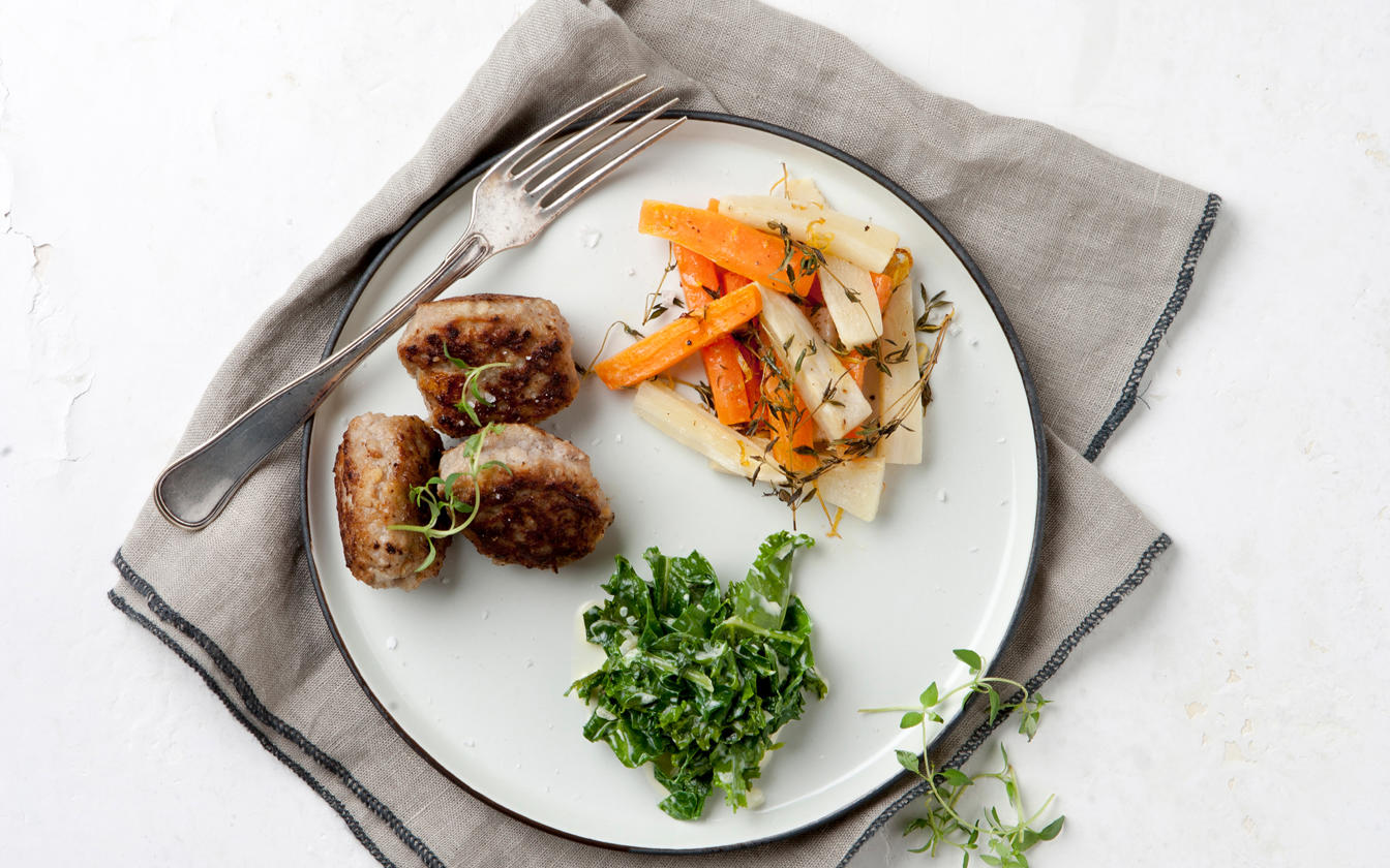 Julefrikadeller med stuvet grønkål og bagte rodfrugter