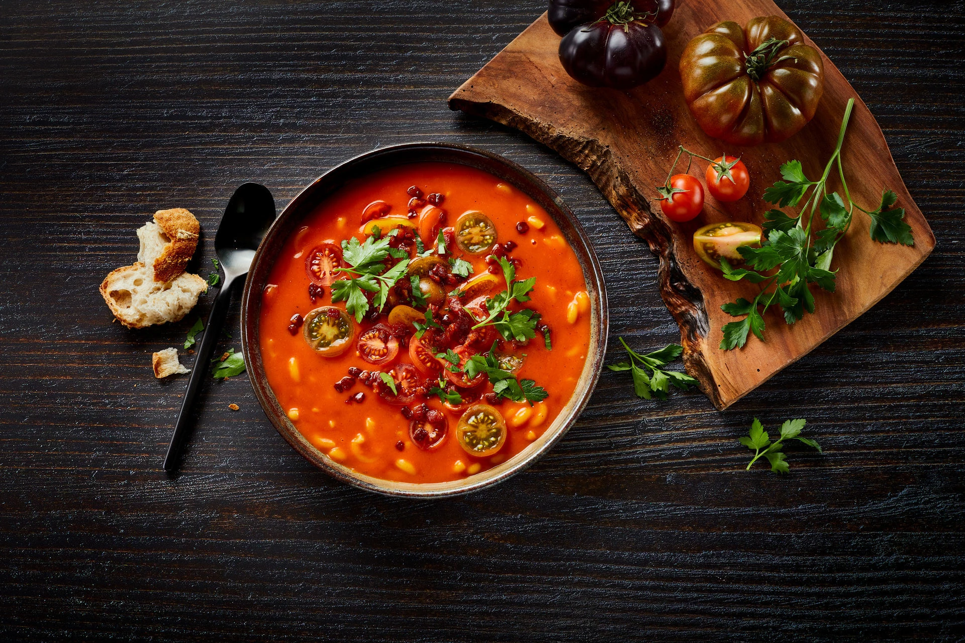 Tomatsuppe med cherrytomater og bacontern