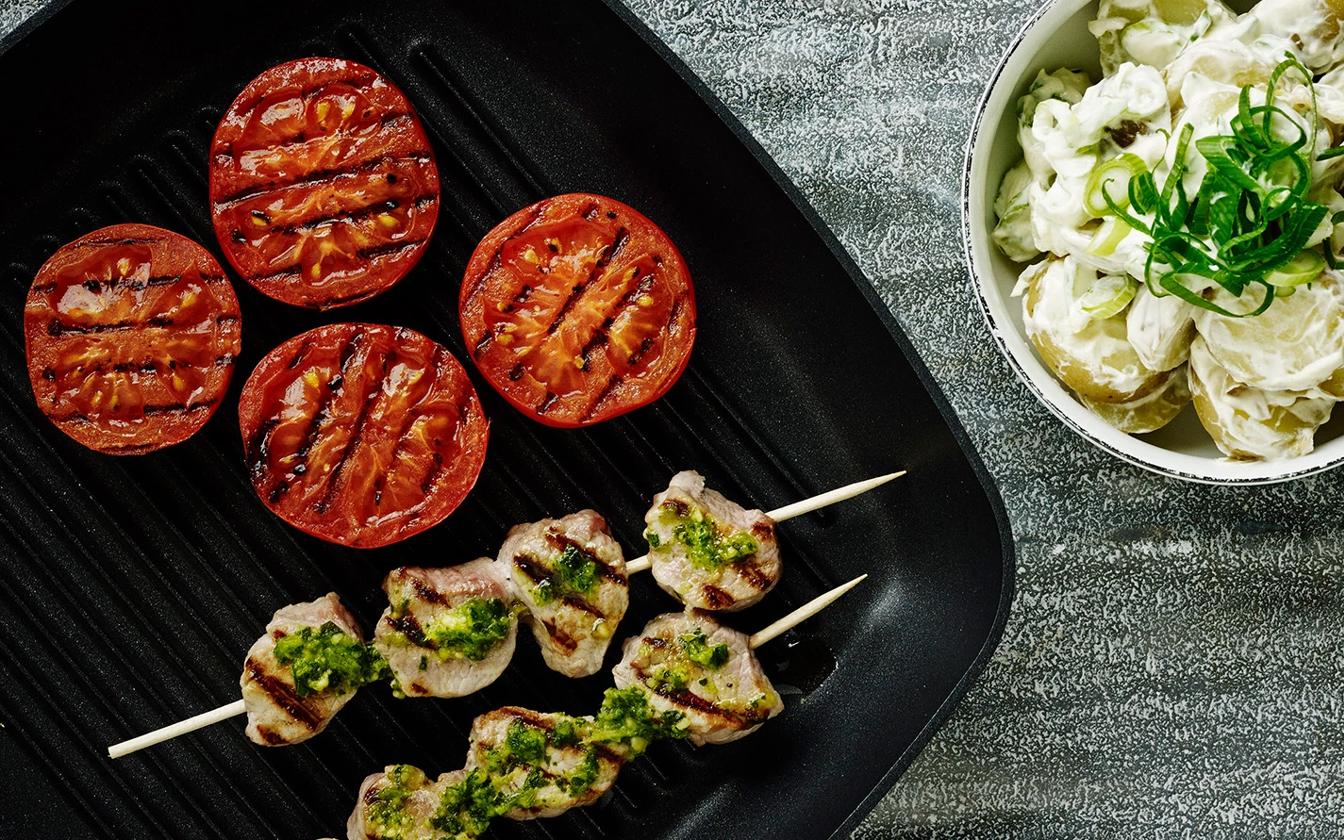 Grillstegte spyd med pesto og grill-tomater