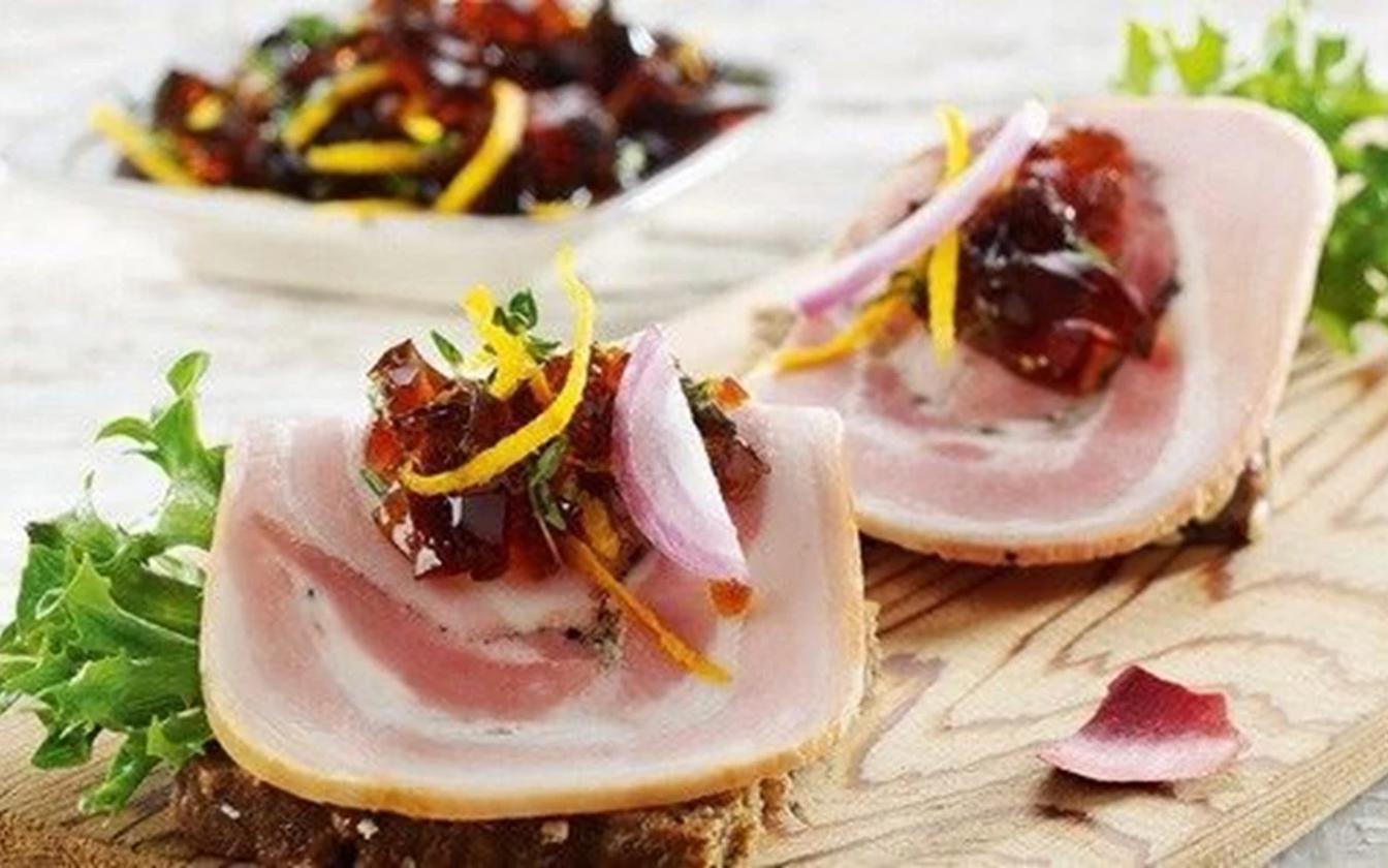 Røget rullepølse med frisk agurkesalat