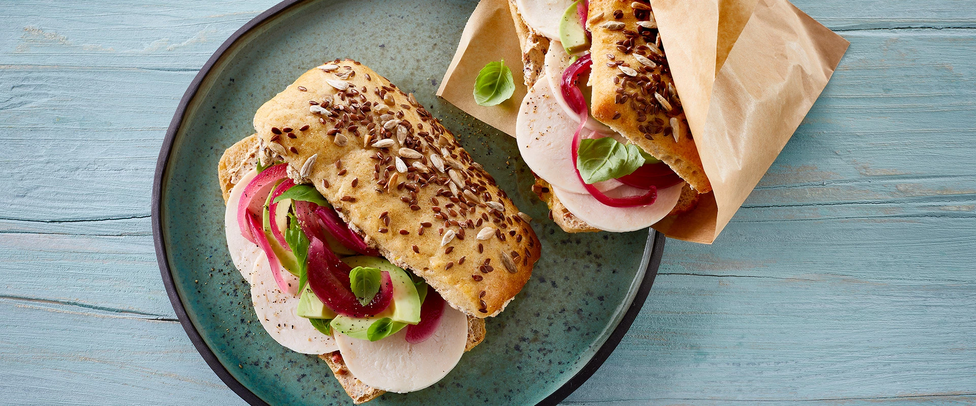 Sandwichbrød med nødde-smøreost, syltede rødløg og kylling