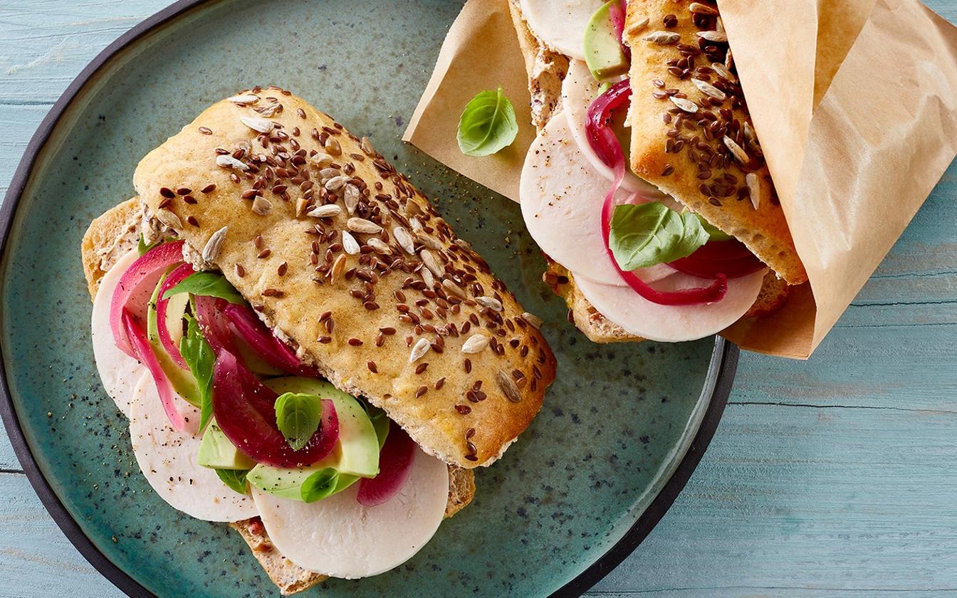 Sandwichbrød med nødde-smøreost, syltede rødløg og kylling