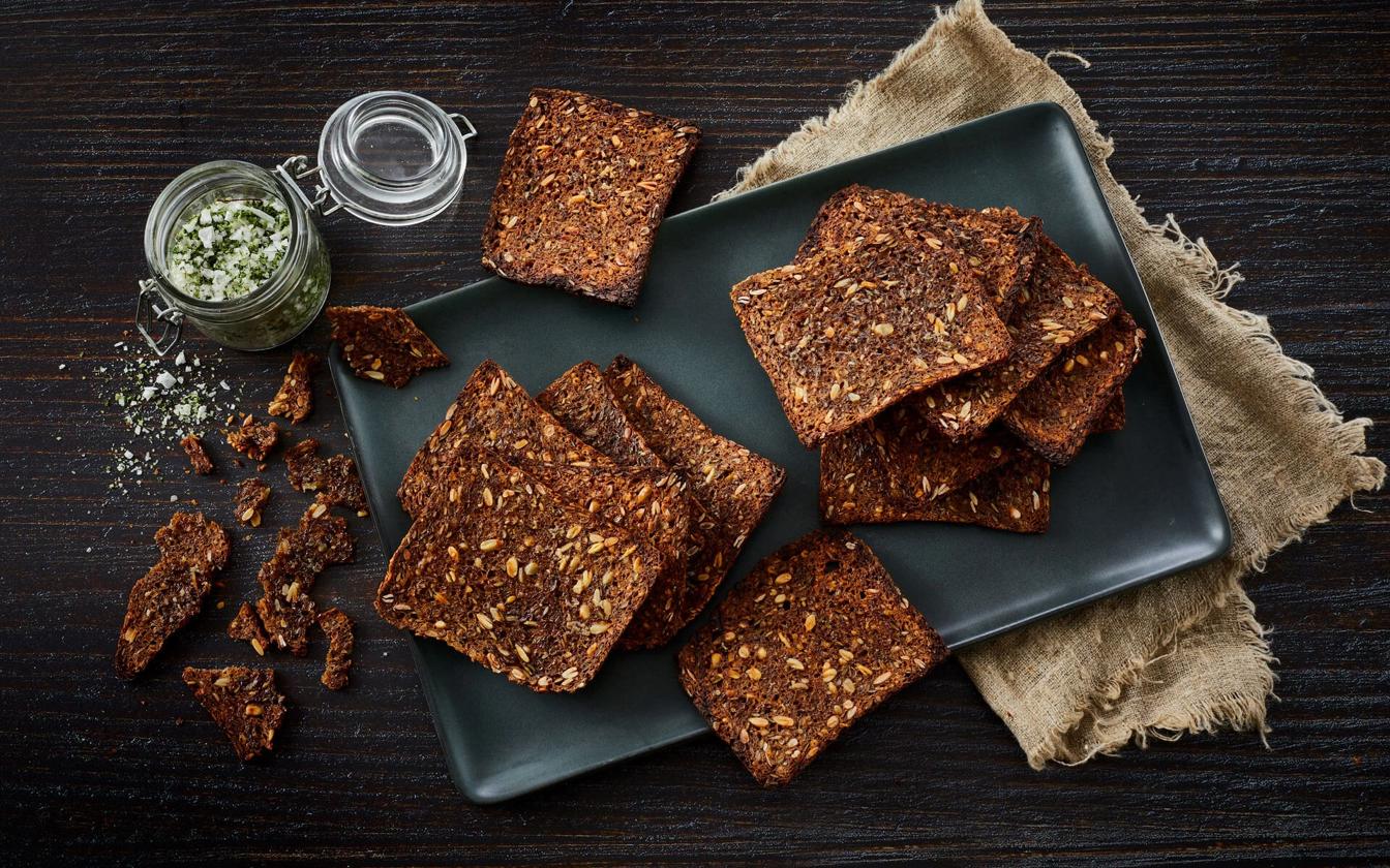 Rugbrødschips med urtesalt