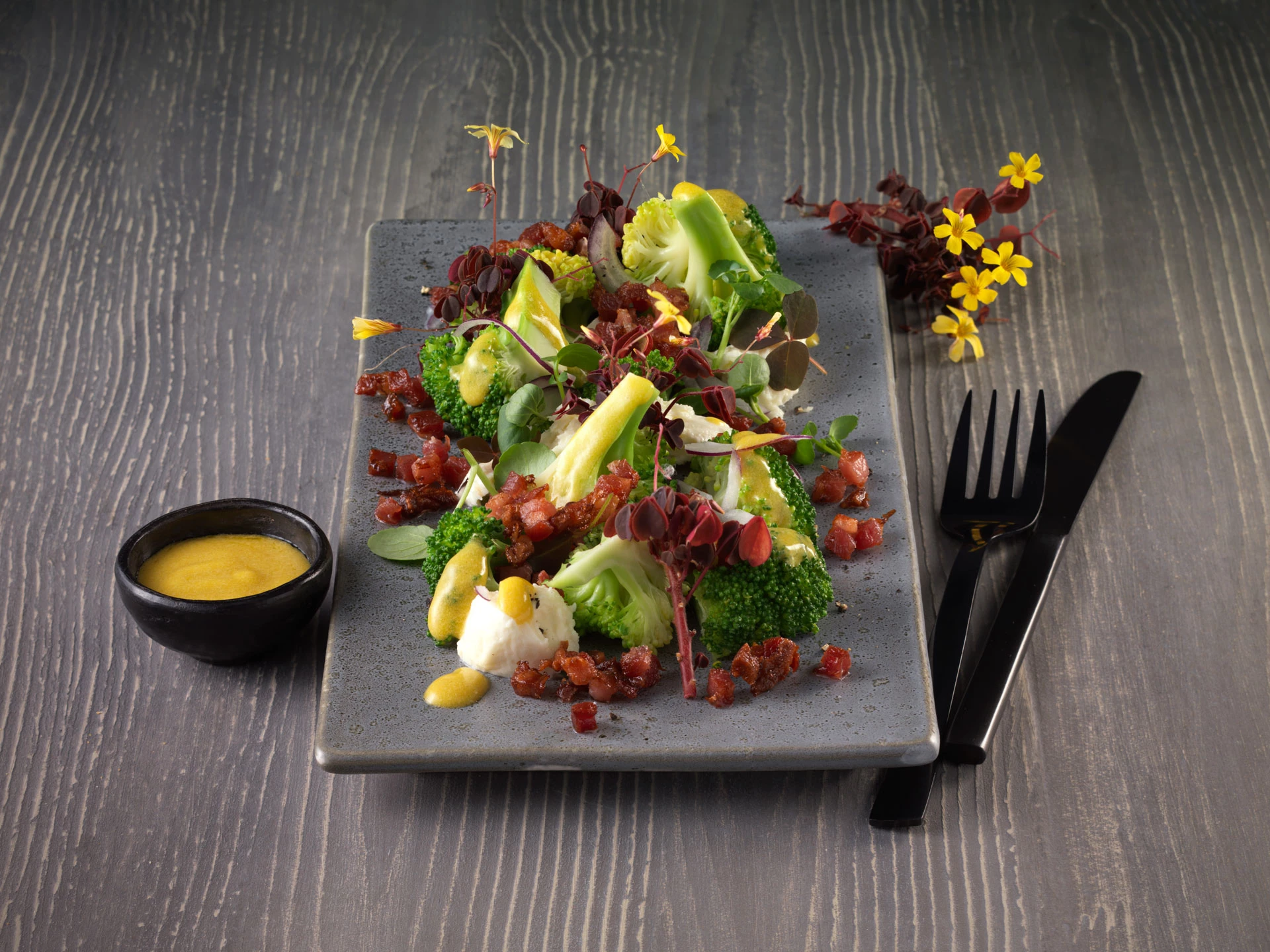 Broccolisalat med sennepsdressing
