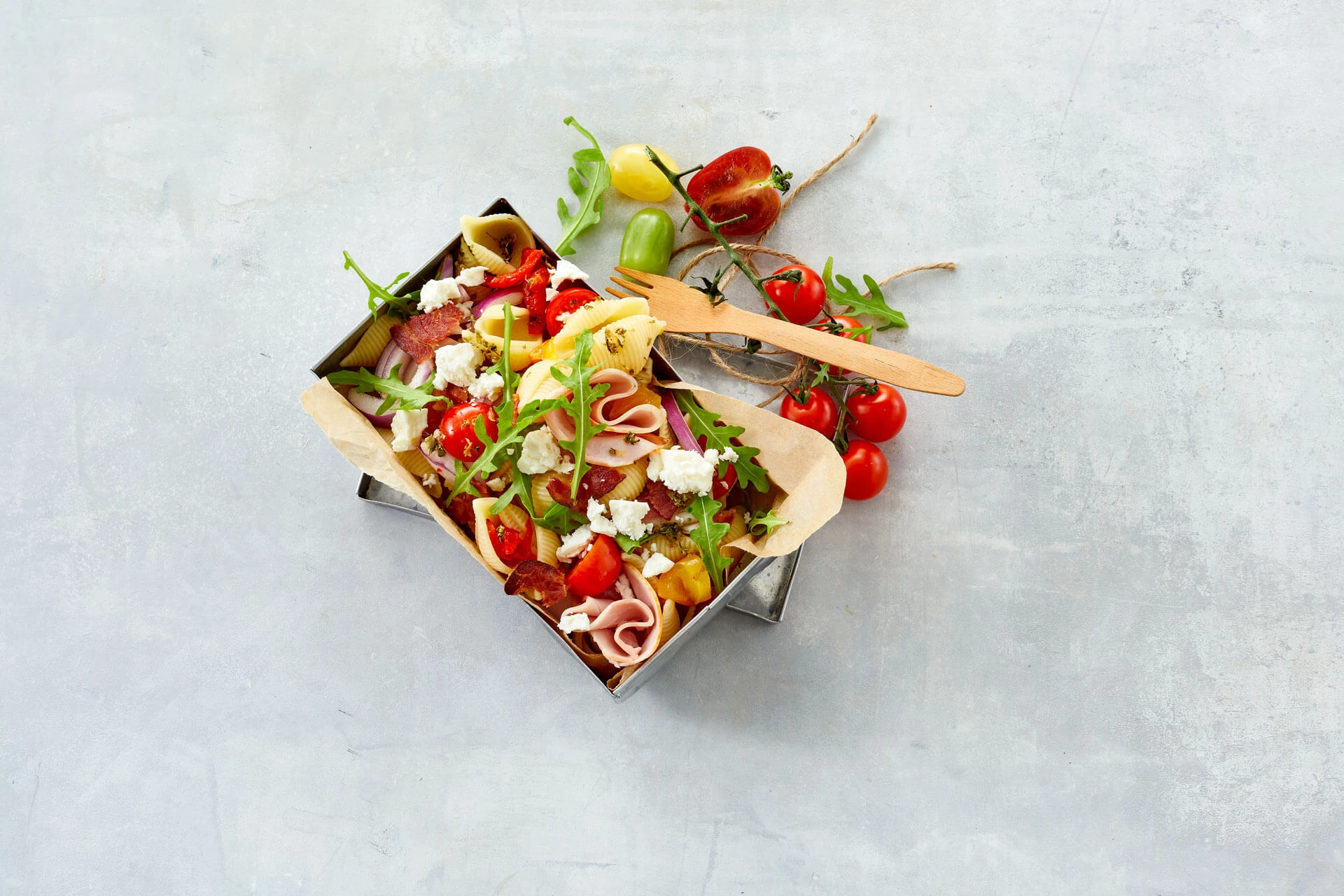 Pastasalat med hamburgerryg