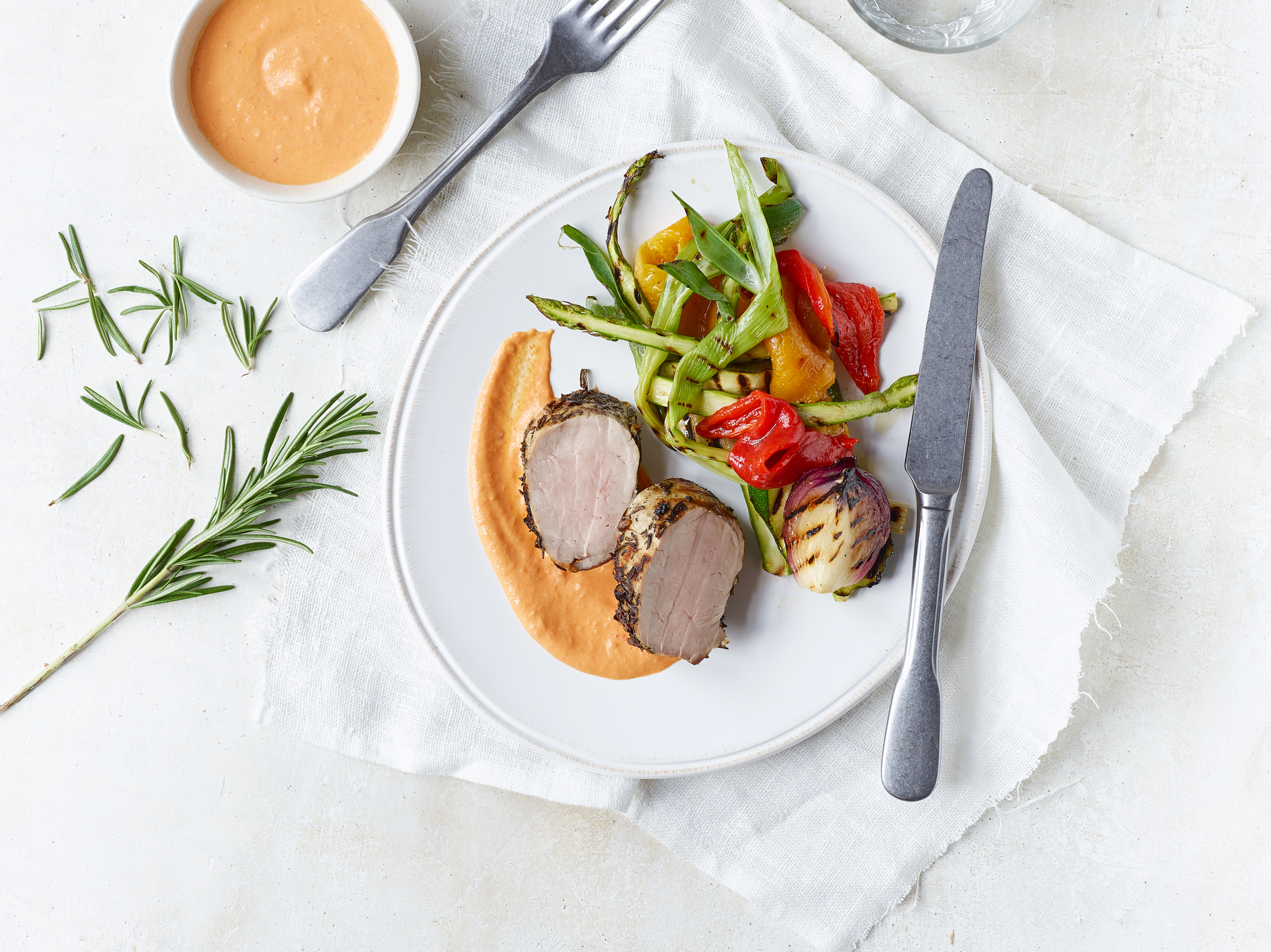 Grillet mørbrad samt grøntsager med peberhummus