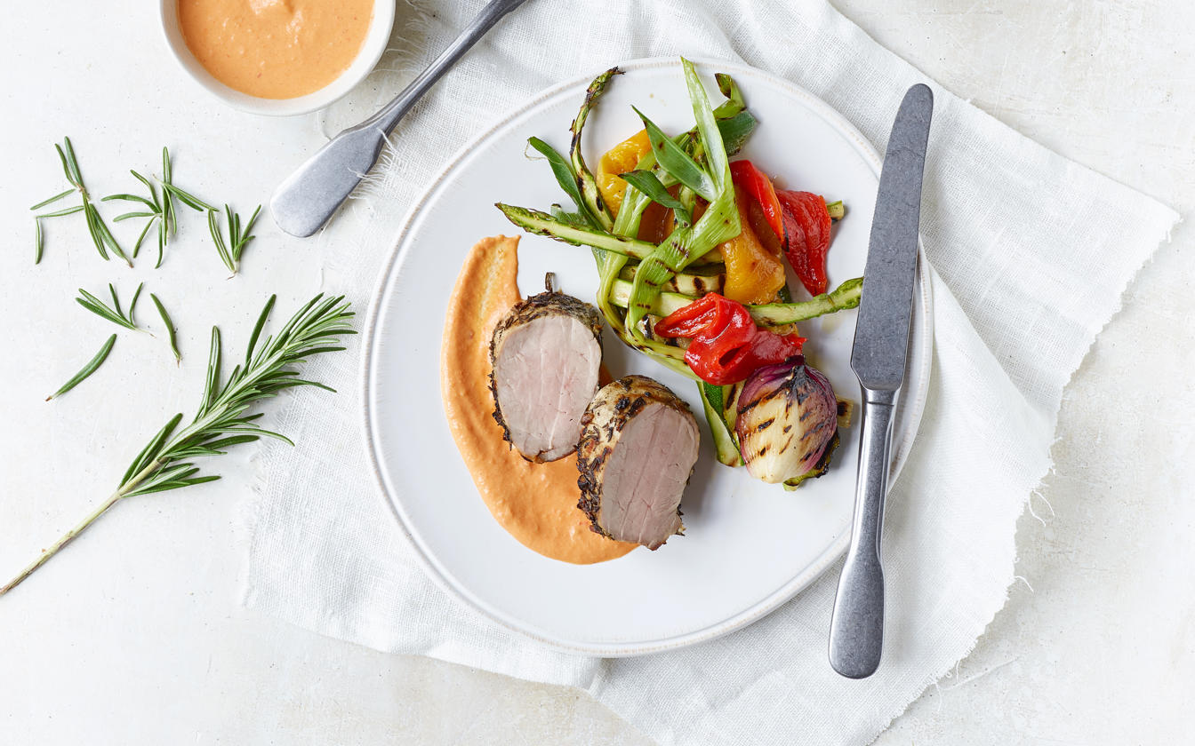 Grillet mørbrad samt grøntsager med peberhummus