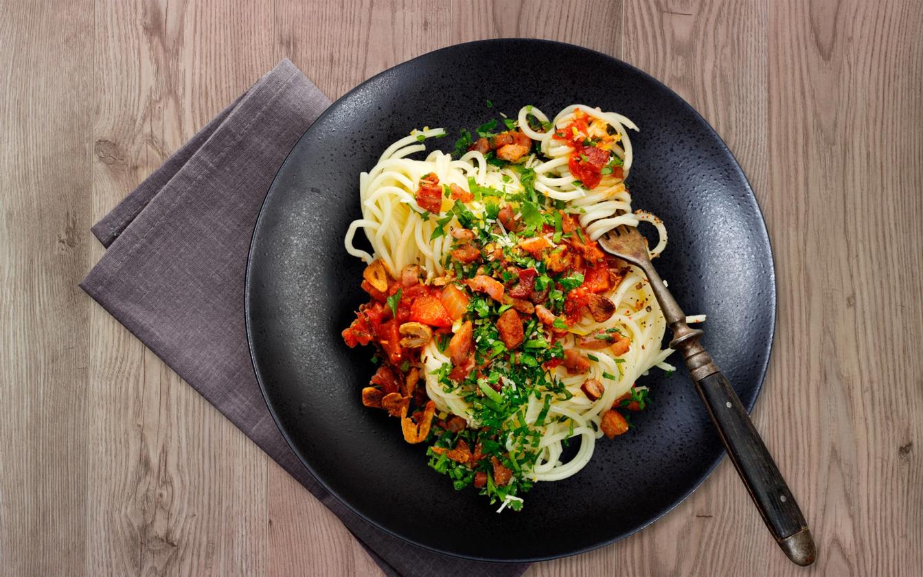 Pasta med tomatsauce og bacon-urtedrys