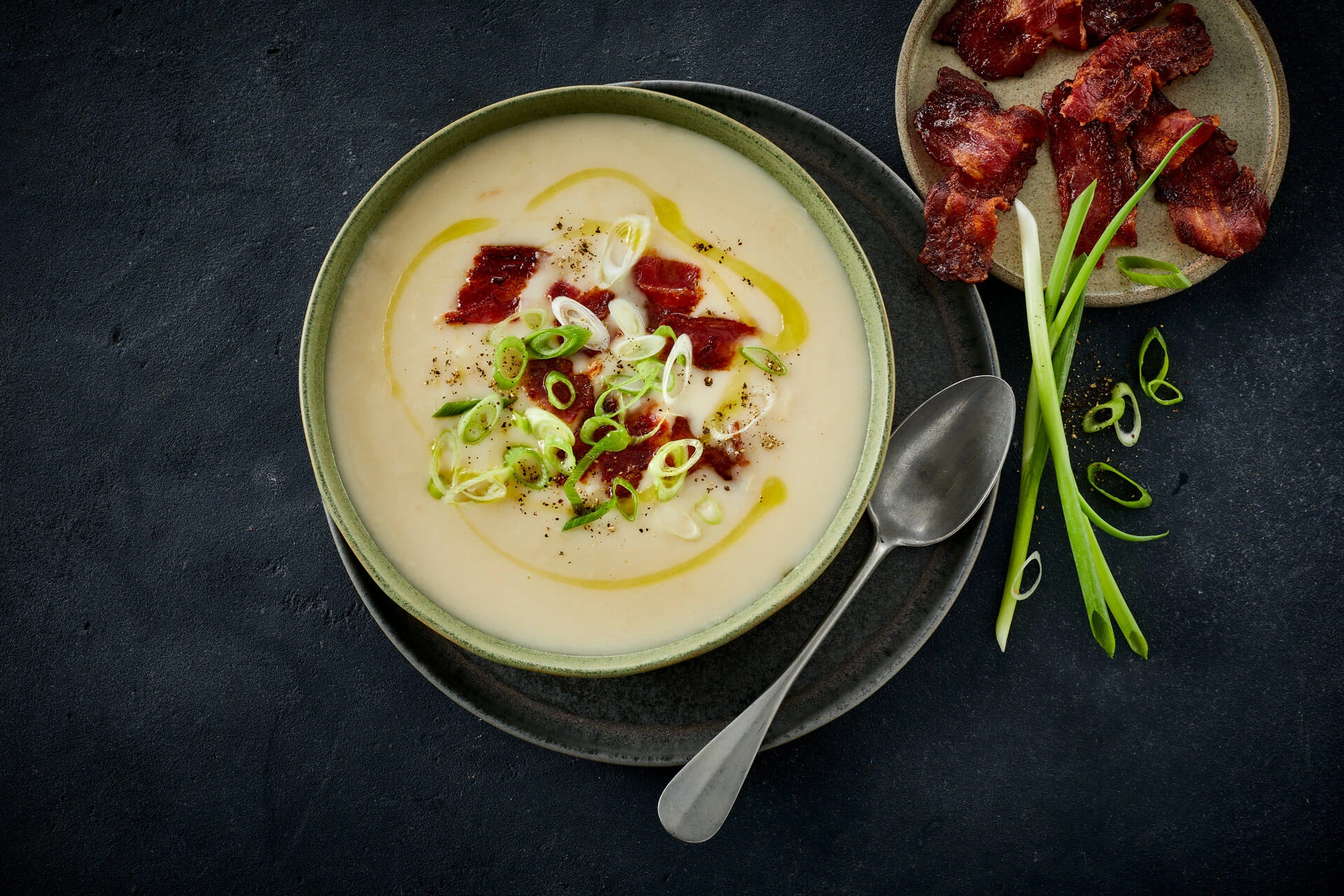 Cremet aspargessuppe med bacon og forårsløg