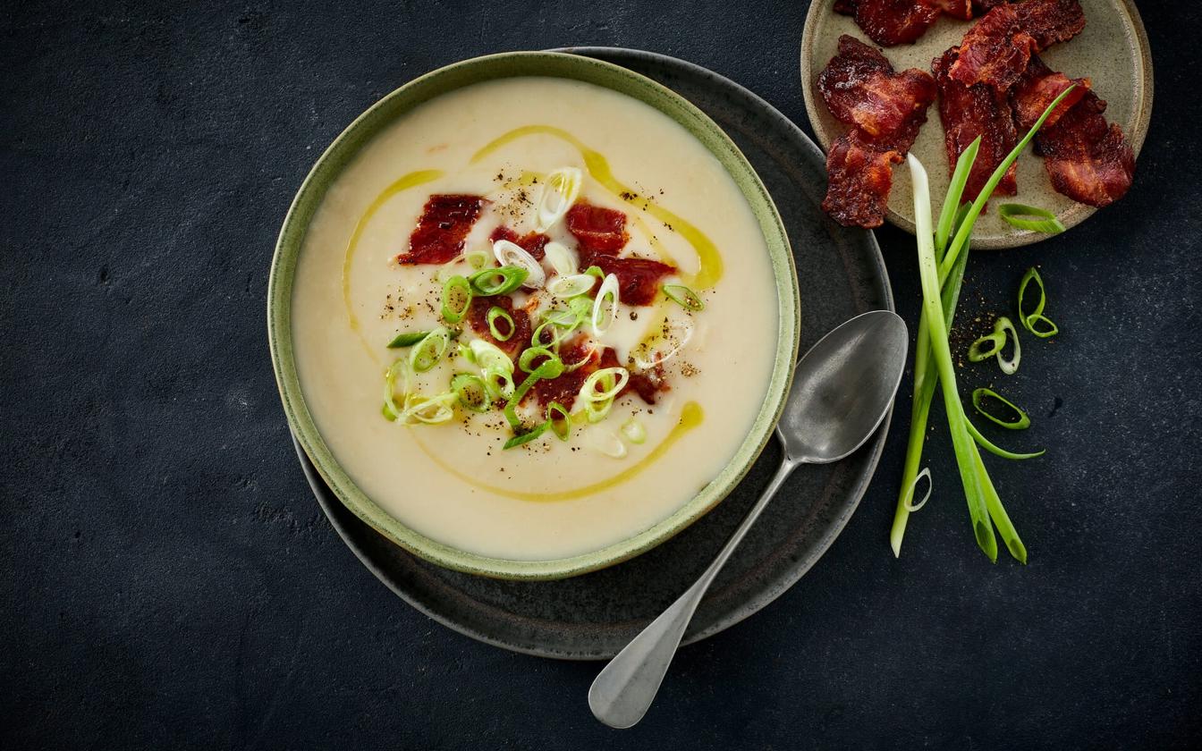 Cremet aspargessuppe med bacon og forårsløg