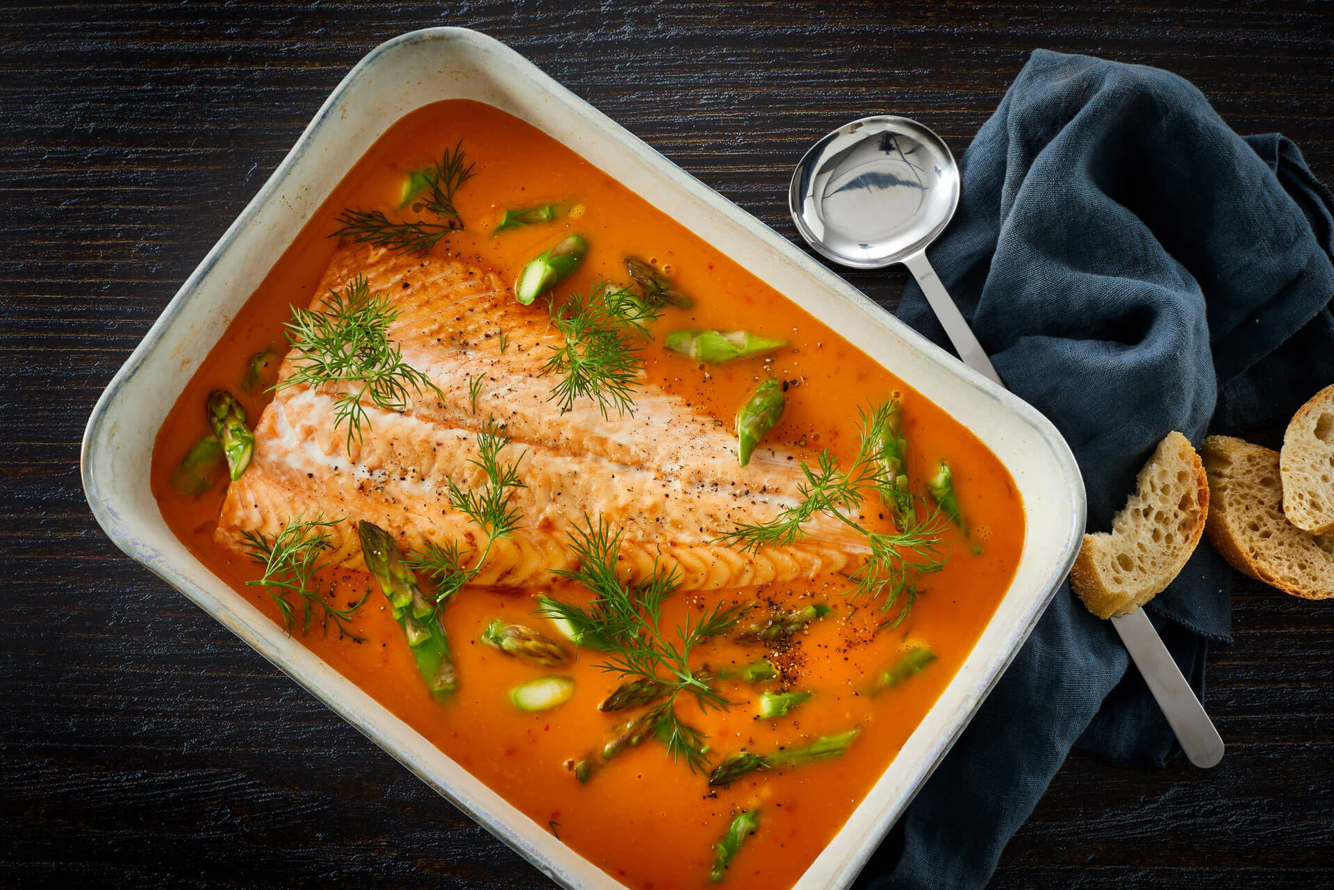 Karrysuppe med asparges og laks