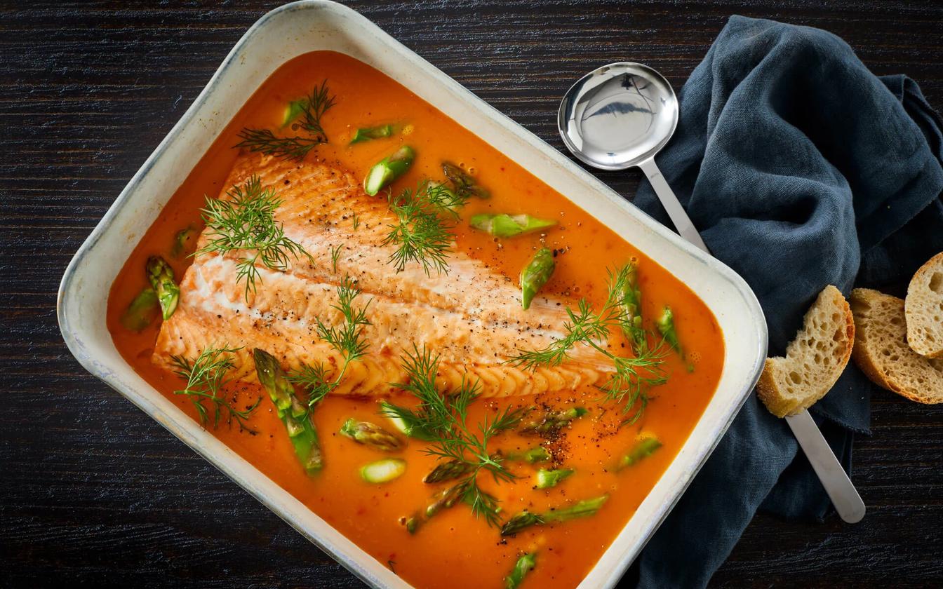 Karrysuppe med asparges og laks