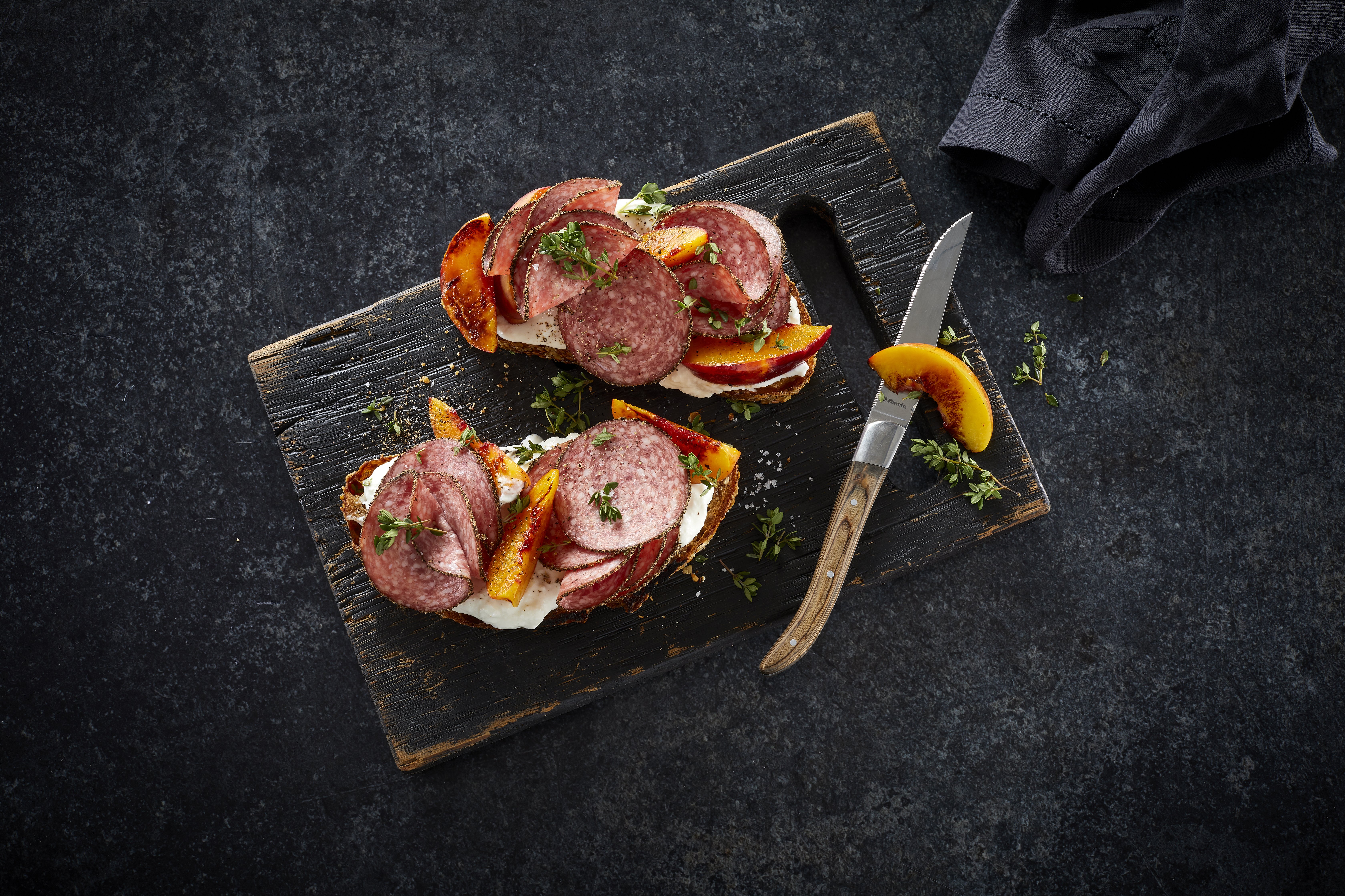 Surdejsbrød med burrata og spegepølse