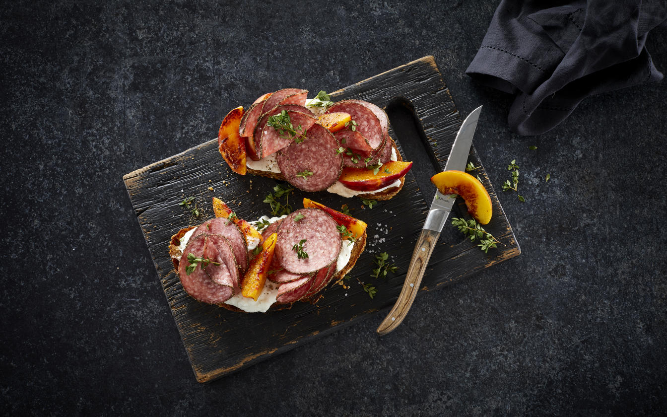Surdejsbrød med burrata og spegepølse