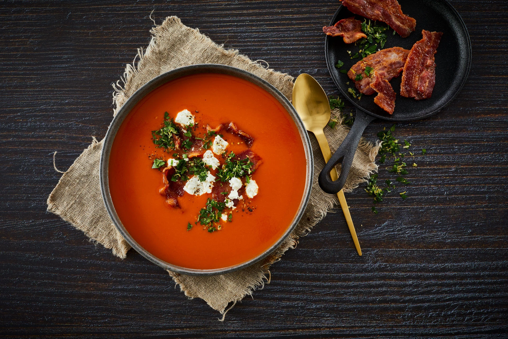 Krydret tomatsuppe med bacon og feta