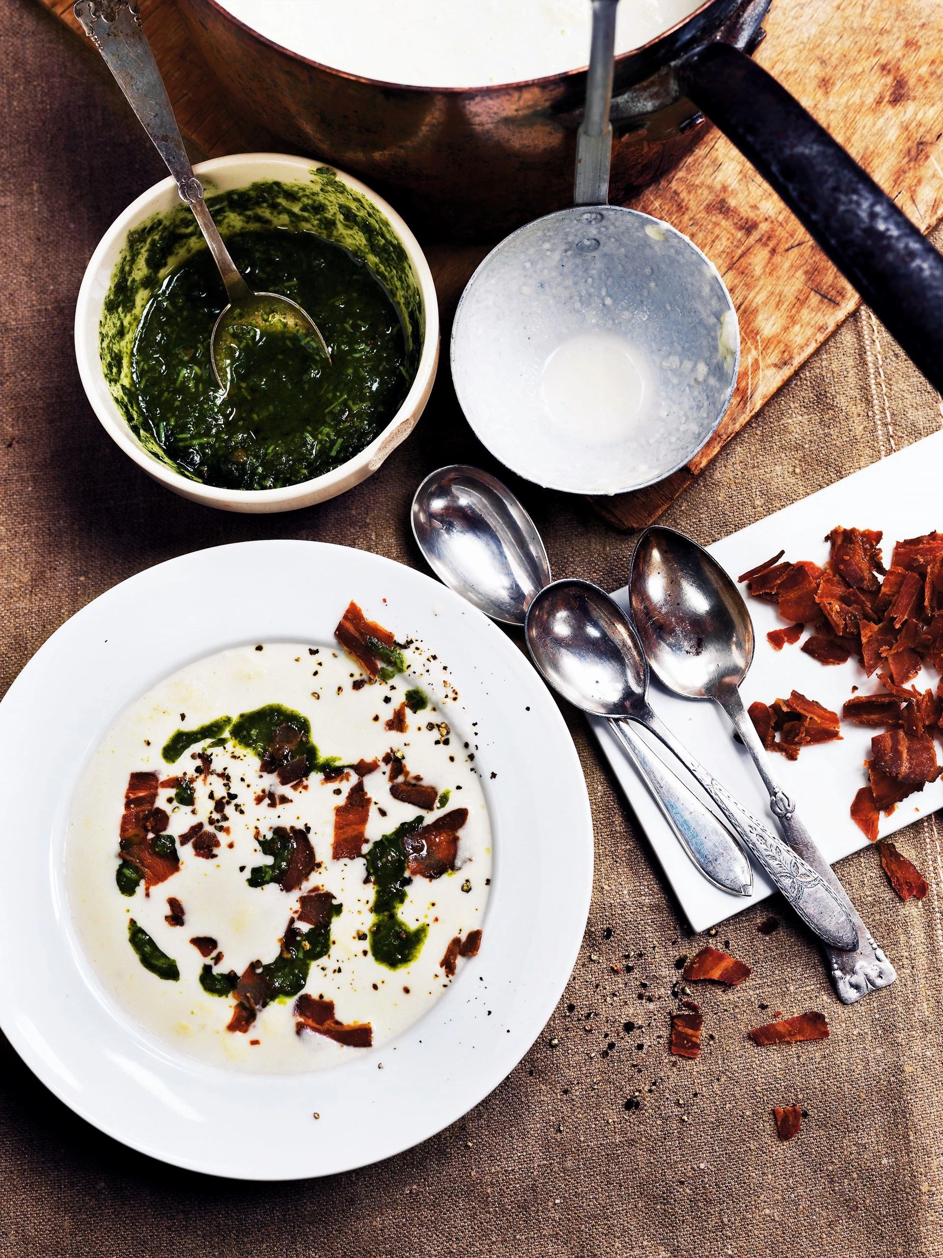 Jordskokkesuppe med bacon og pesto