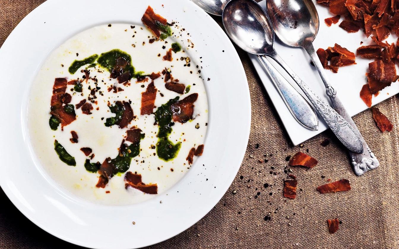 Jordskokkesuppe med bacon og pesto