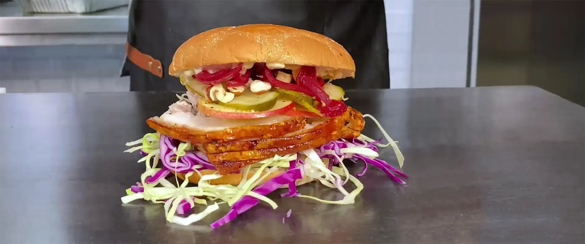 Schweinebauchbraten-Sandwich mit eingelegtem Gemüse, Apfel und Kohlsalat
