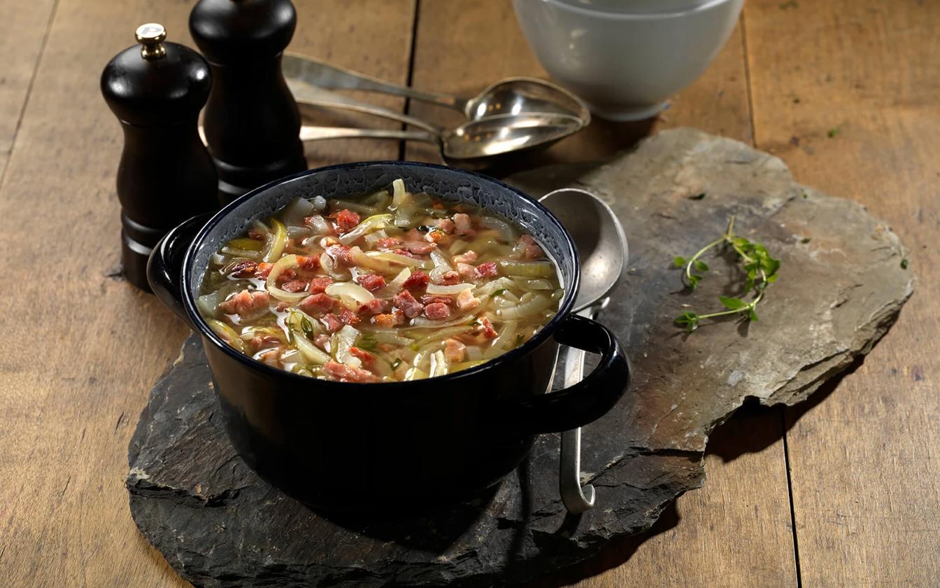 Løksuppe med bacon